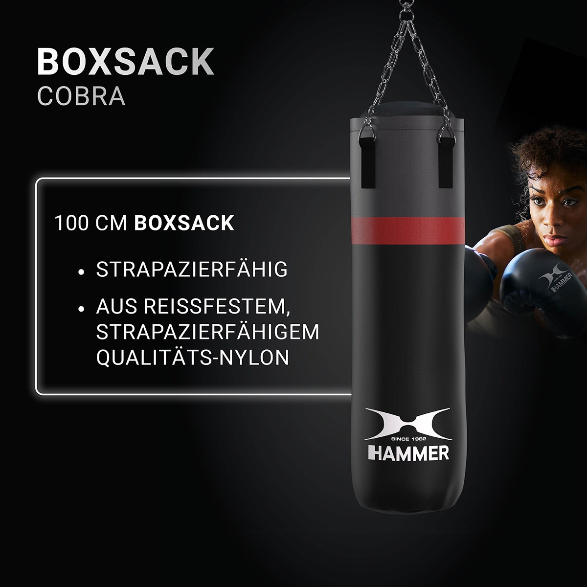 Ein schwarzer Boxsack, der an einer Kette hängt. Eine Frau boxt.