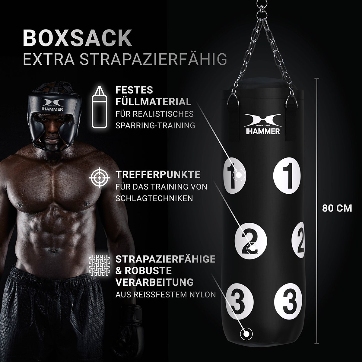 Sac de frappe noir avec chiffres blancs 1-3. Un homme avec protection est aussi visible.