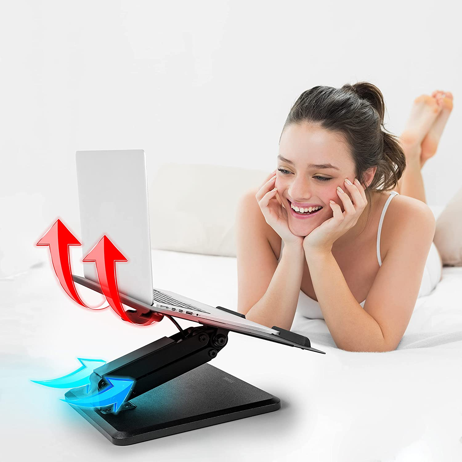 Frau im Bett benutzt Laptop auf Ständer. Rote und blaue Pfeile zeigen Luftstrom.