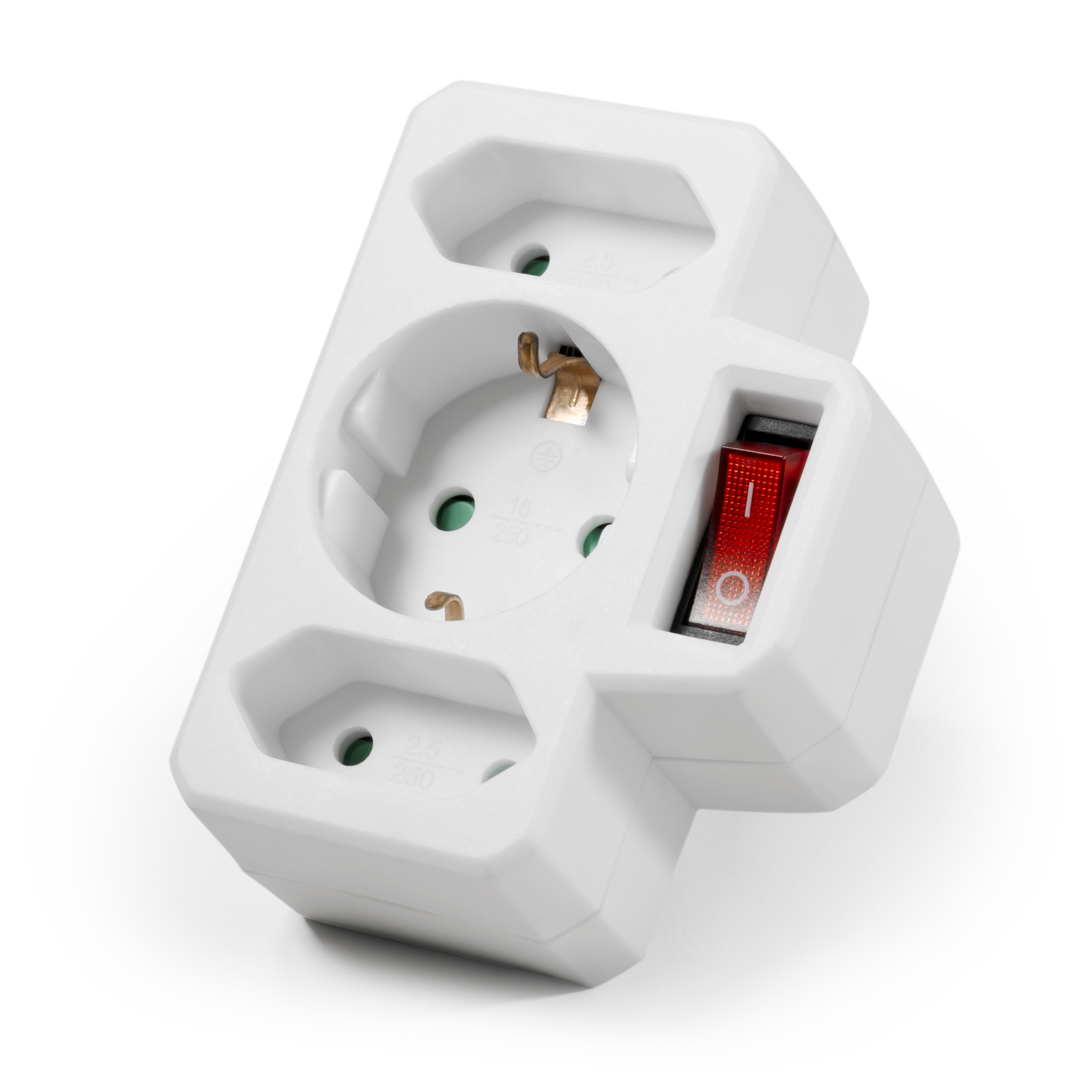 Un adattatore di alimentazione bianco con tre prese e un interruttore on/off rosso.