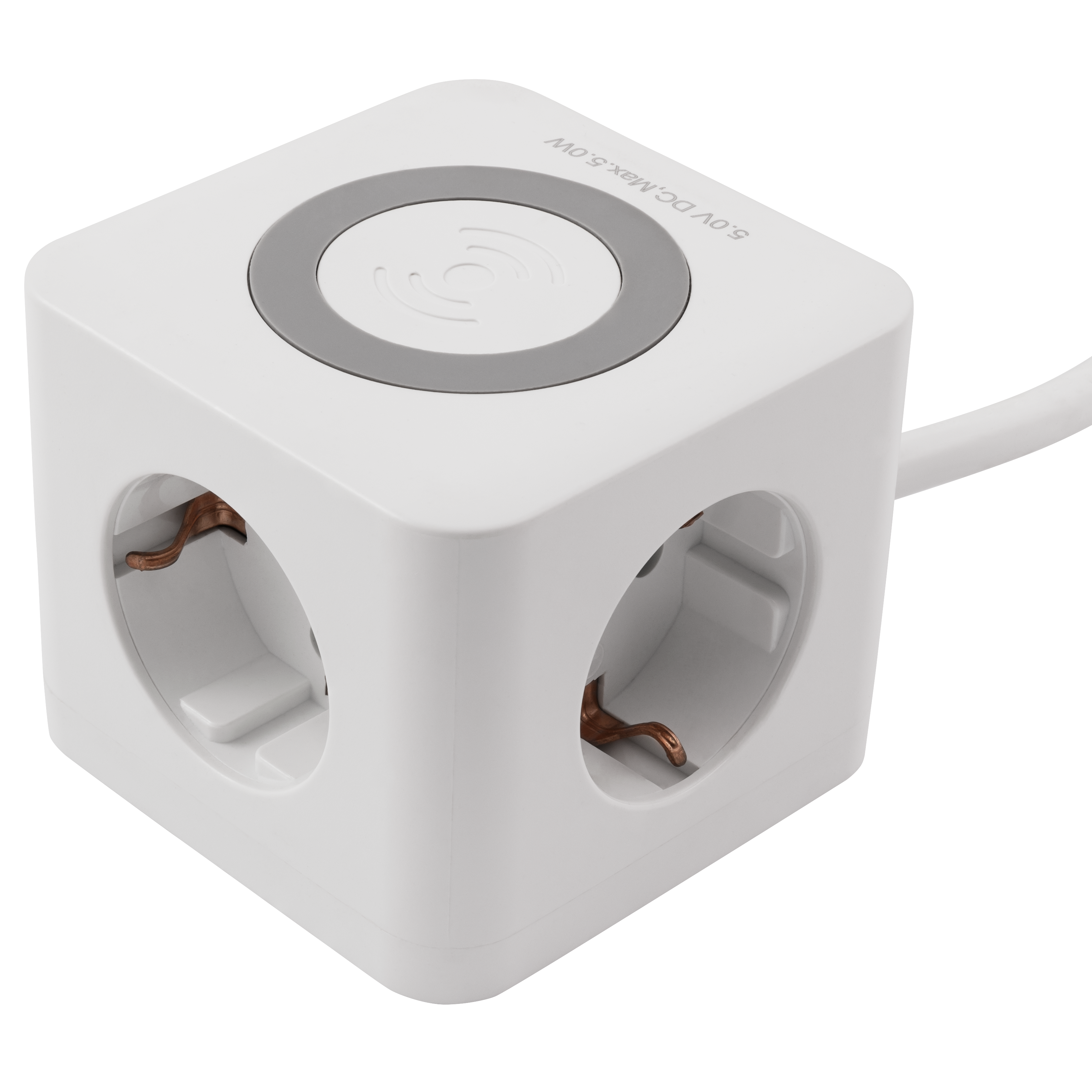 Weisser Würfel-Stecker mit drei Steckdosen und kabelloser Ladefläche.