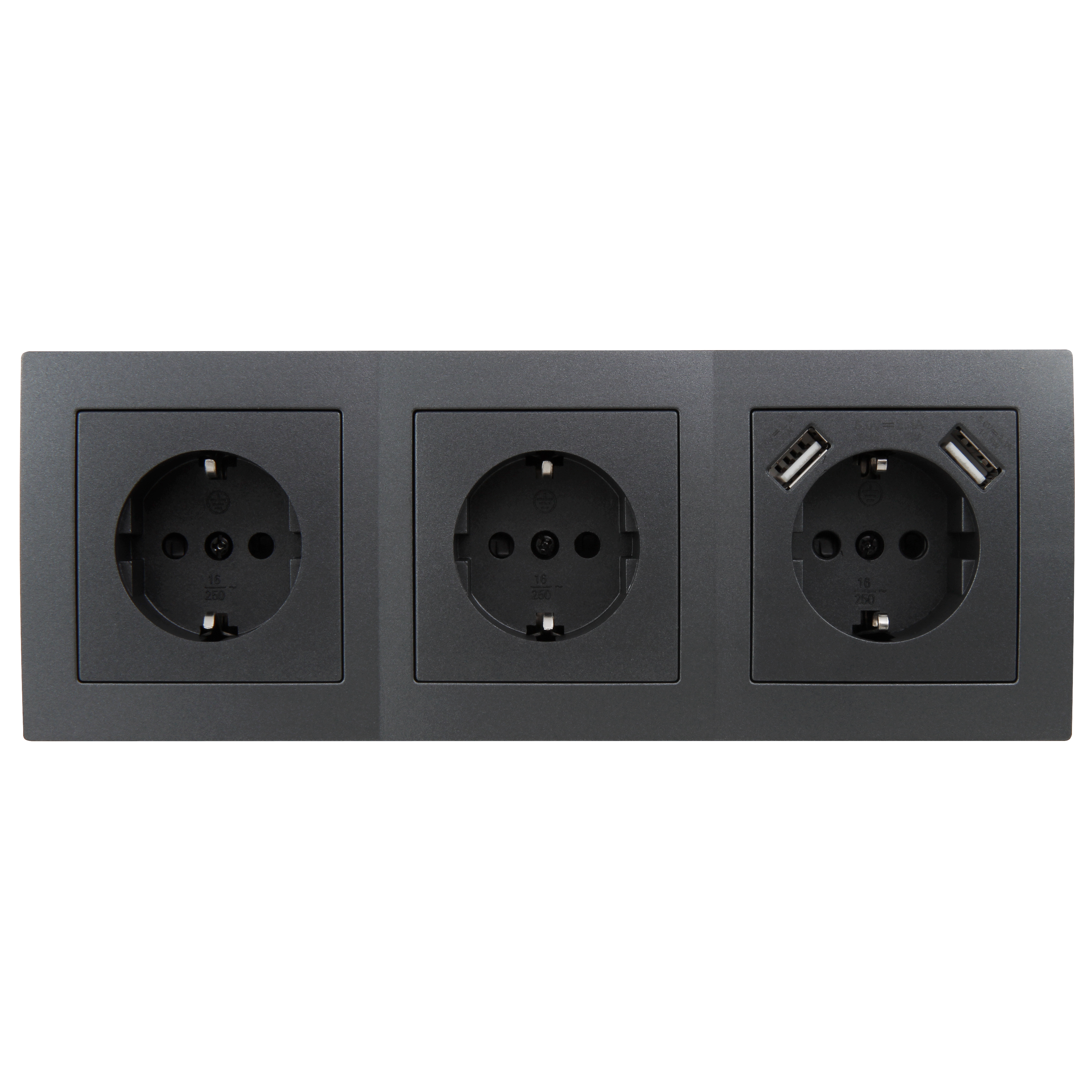 Drei schwarze Steckdosen und zwei USB-Anschlüsse auf einer grauen Blende montiert.