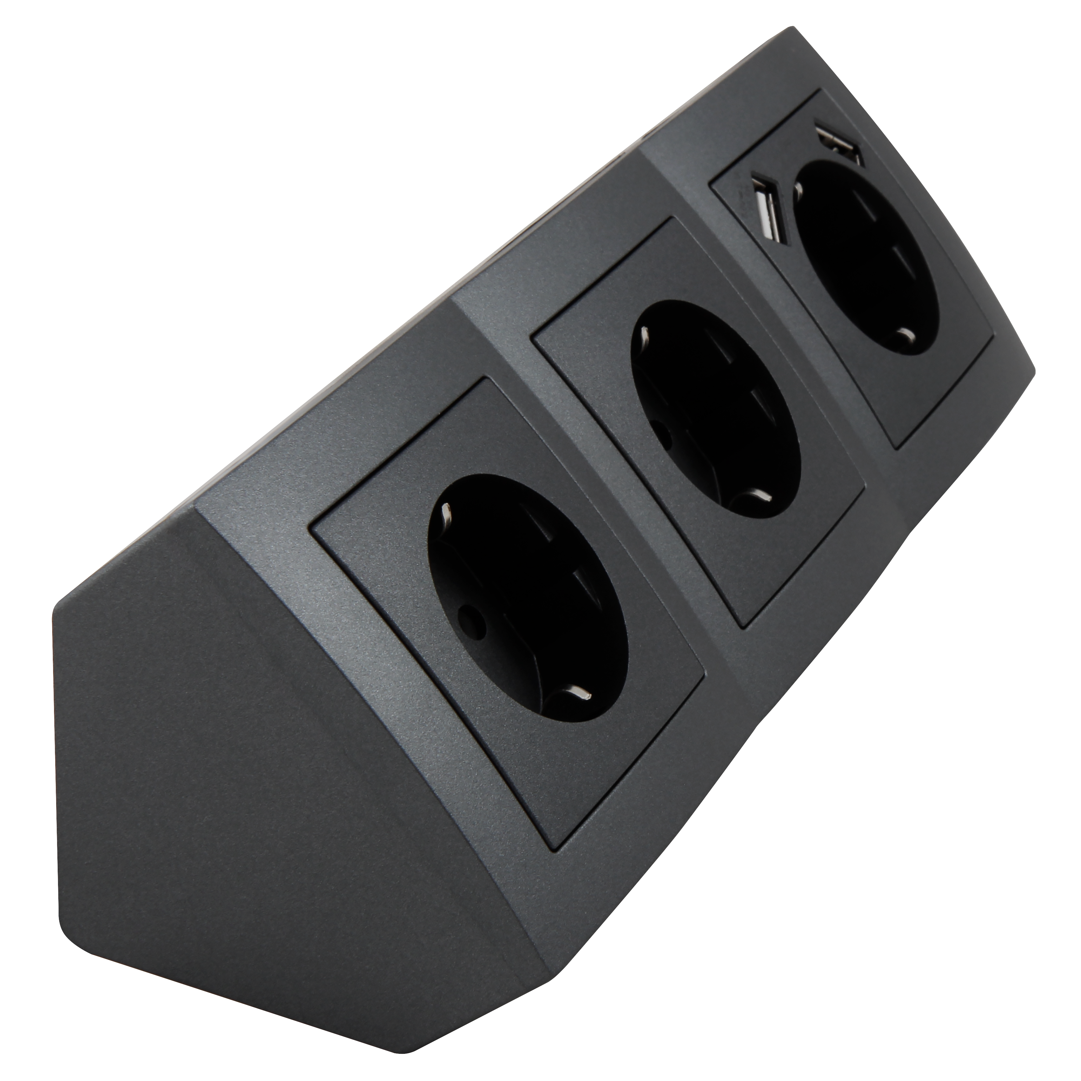 Eine schräge Ansicht einer schwarzen Steckdose mit drei Steckdosen und USB-Anschlüssen.
