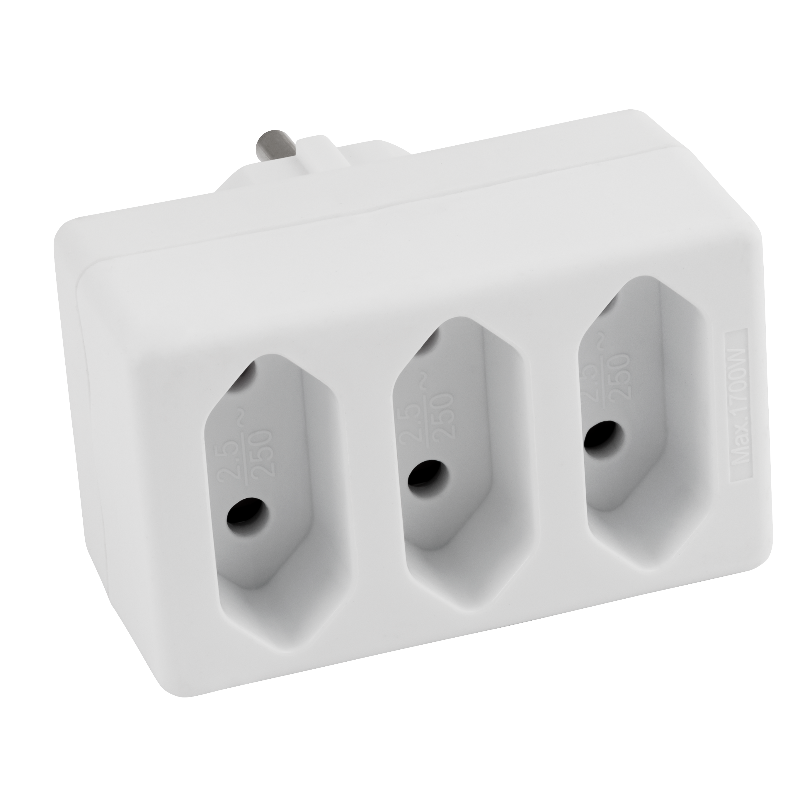 Weißer Netzadapter. Drei Ausgänge, schräge Ansicht, auf schwarzem Hintergrund. Nahaufnahme.