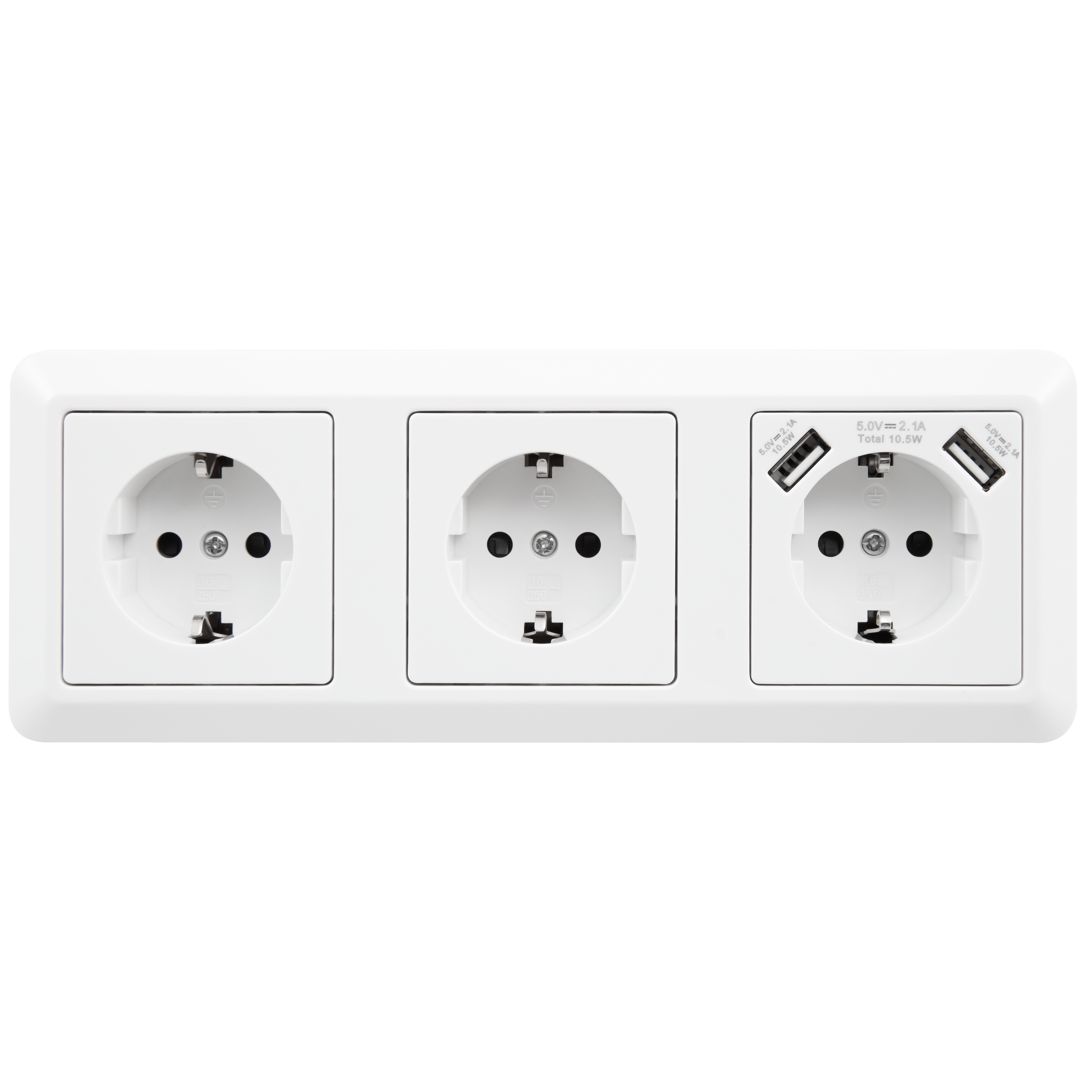 Eine weiße Steckdosenleiste mit drei Steckdosen und USB-Anschlüssen, abgewinkelt, mit hellem Hintergrund.