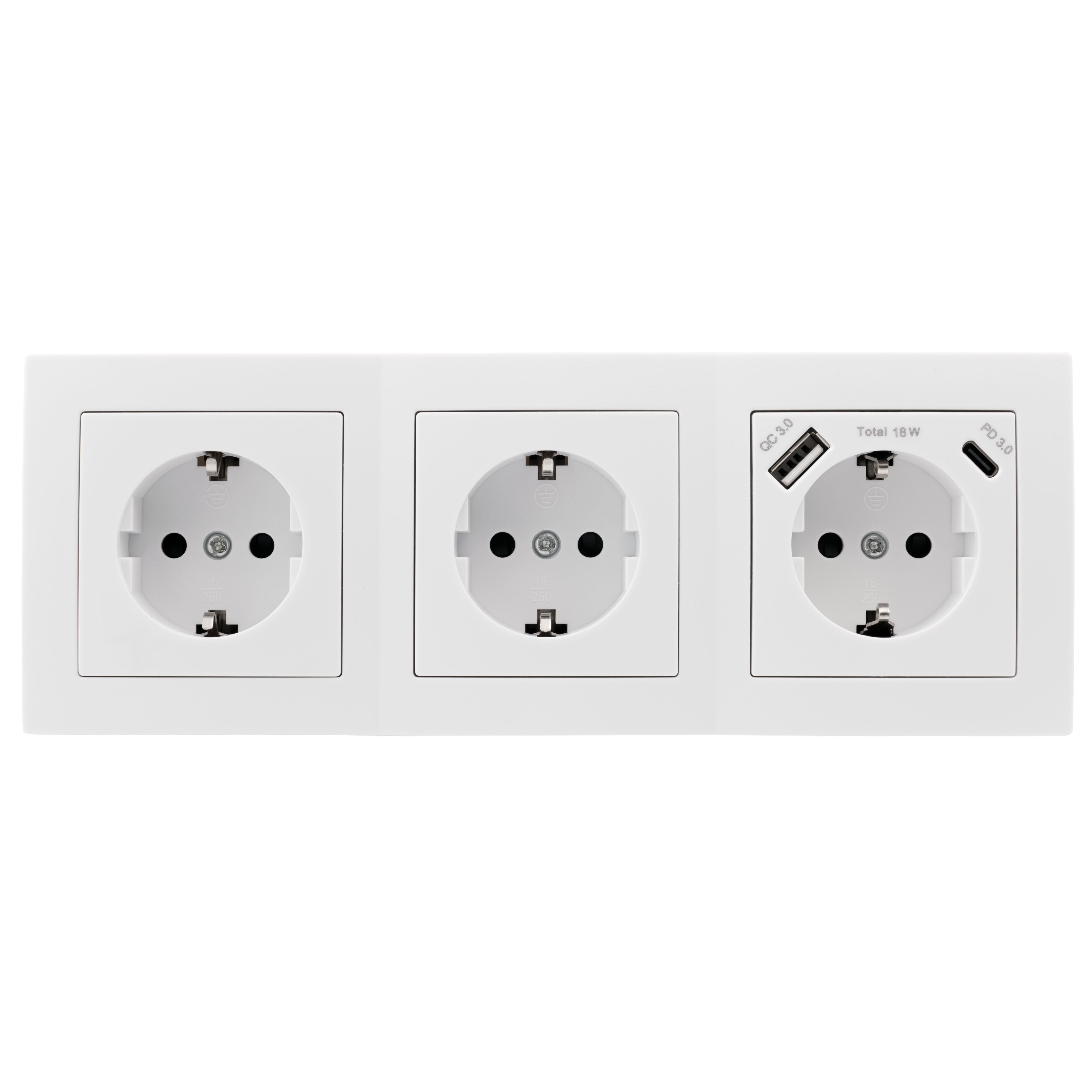 Drei weiße Steckdosen, eine mit USB-Anschlüssen. Die Steckdosen sind in einer weißen Wandplatte.