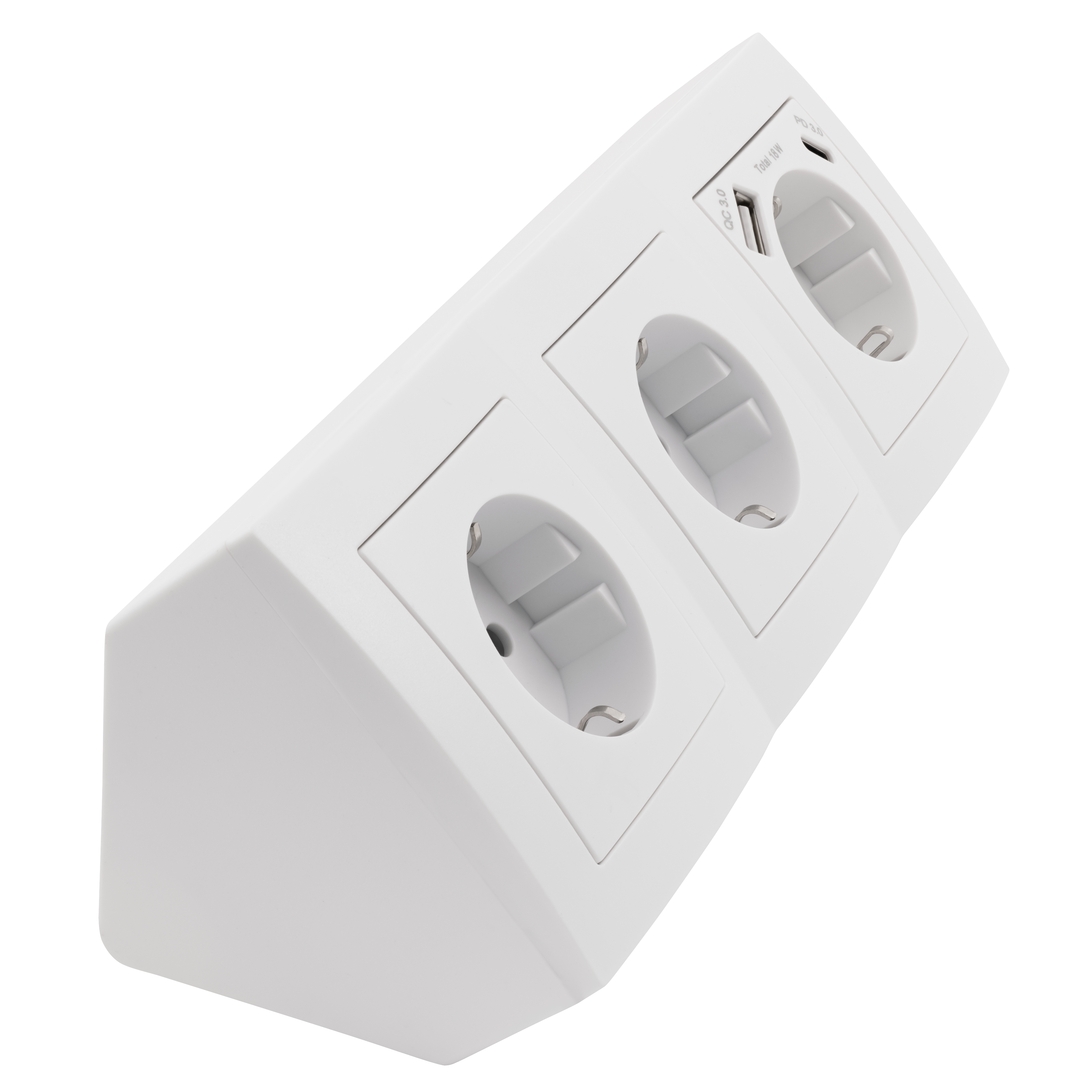 Weiße Steckdose mit drei Steckdosen. Abgewinkeltes Design, passend für europäische Stecker.