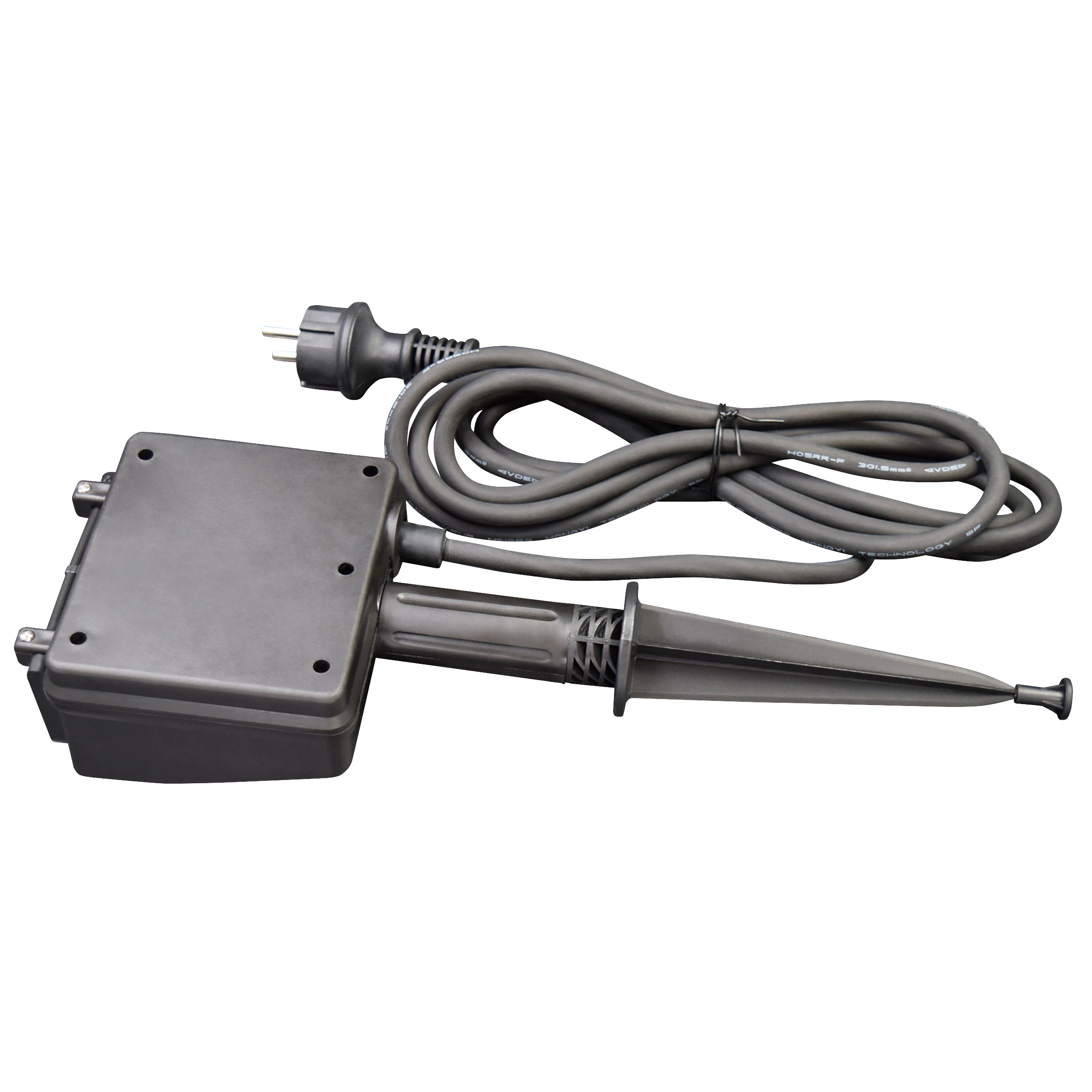 Schwarzes Elektrogerät mit Kabel und Erdspieß für den Außenbereich, auf Schwarz.