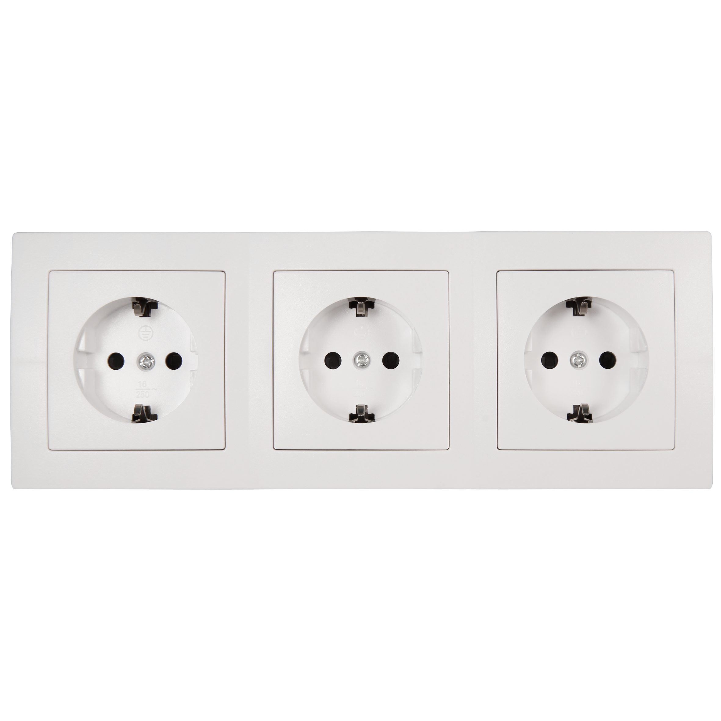 Tre prese elettriche bianche in fila, su sfondo nero.