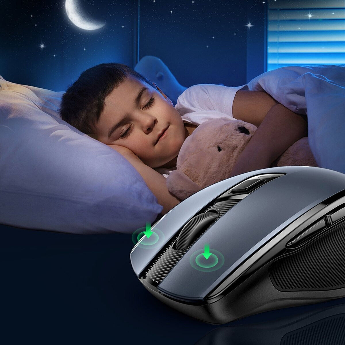 Ein Junge schläft im Bett mit einem Spielzeug; eine kabellose Maus im Vordergrund.