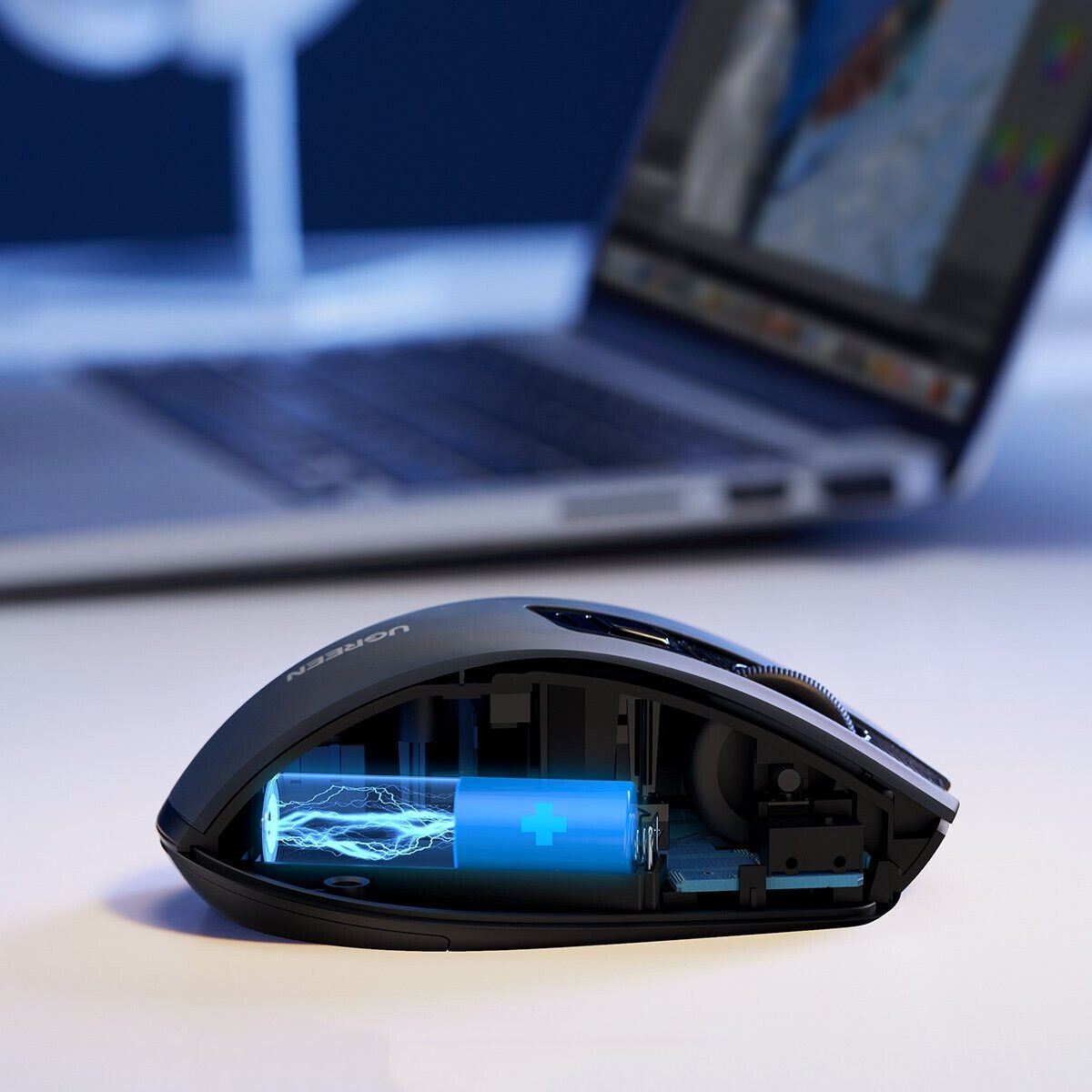 Schwarze UGREEN-Maus mit blauer Batteriedarstellung, auf weißer Oberfläche.