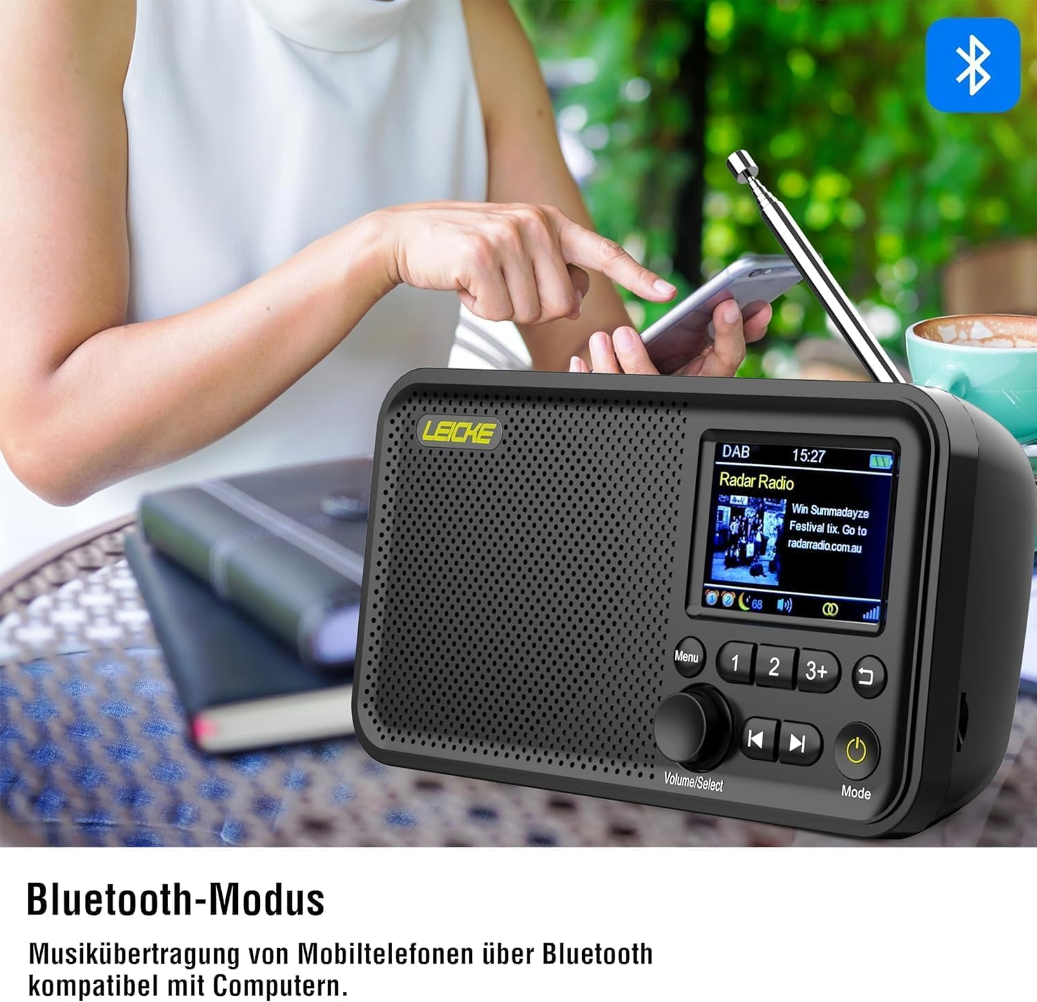 Ein schwarzes tragbares Radio mit Bildschirm, Knöpfen und Antenne.