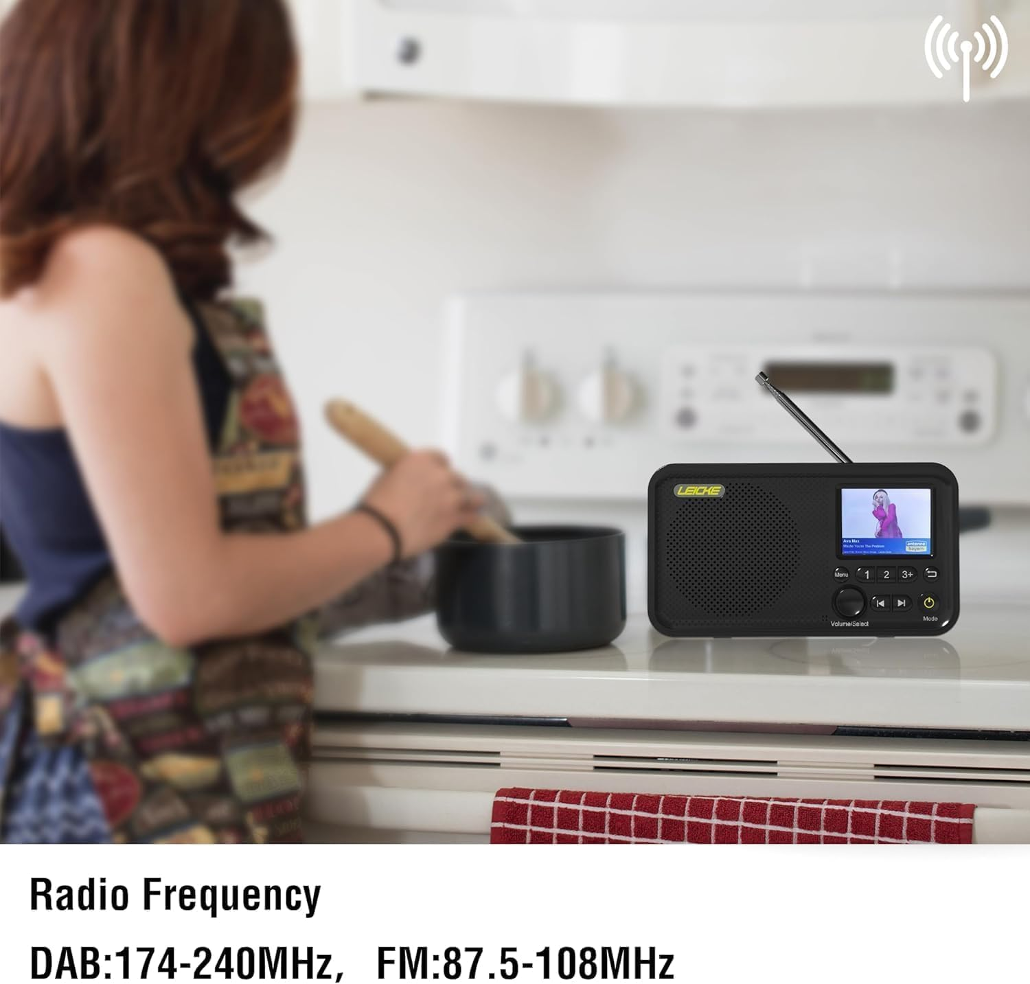 Frau kocht, Radio spielt Musik. Radio ist schwarz, zeigt einen Bildschirm und Knöpfe.