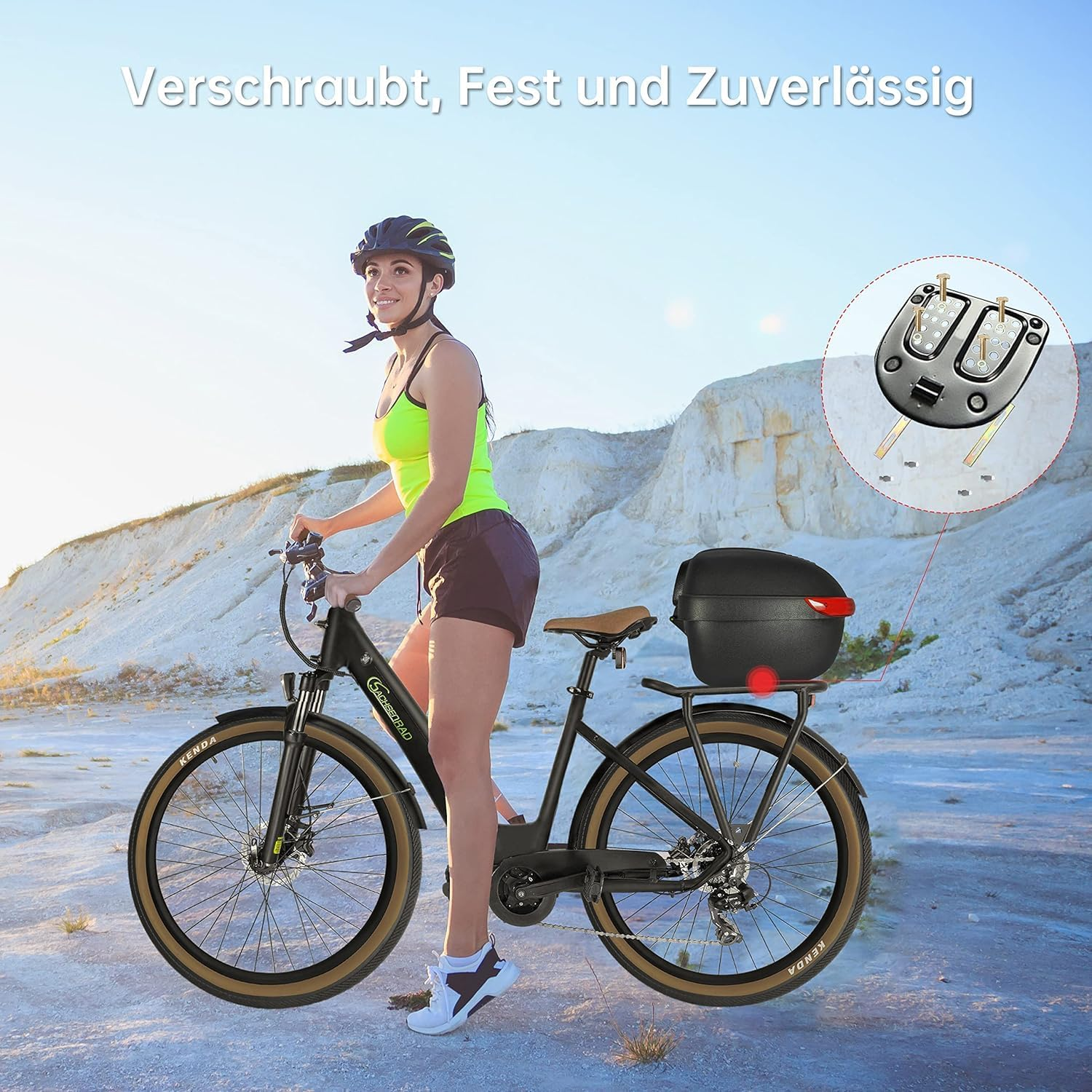 Frau fährt schwarzes Fahrrad. Hat eine hintere Aufbewahrungsbox. Hintergrund: Rasen und Bäume.