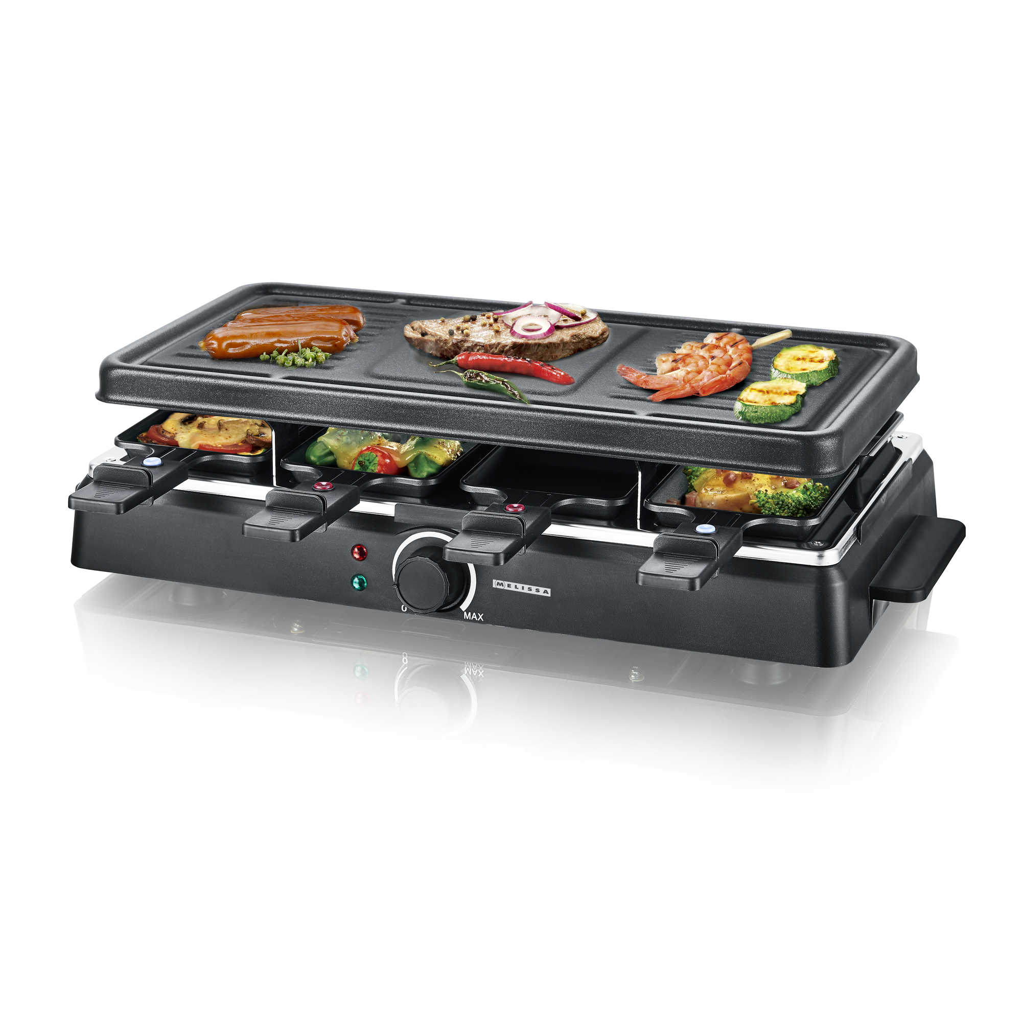 Schwarzer Raclette-Grill mit Essen oben drauf. Enthält Käse, Fleisch und Gemüse. Weißer Hintergrund.