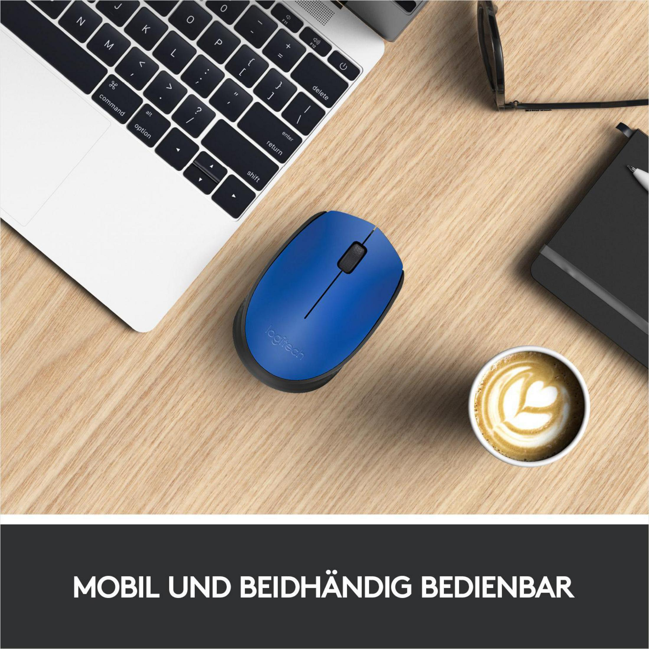 Niebieska mysz na drewnianym biurku z laptopem i kawą.