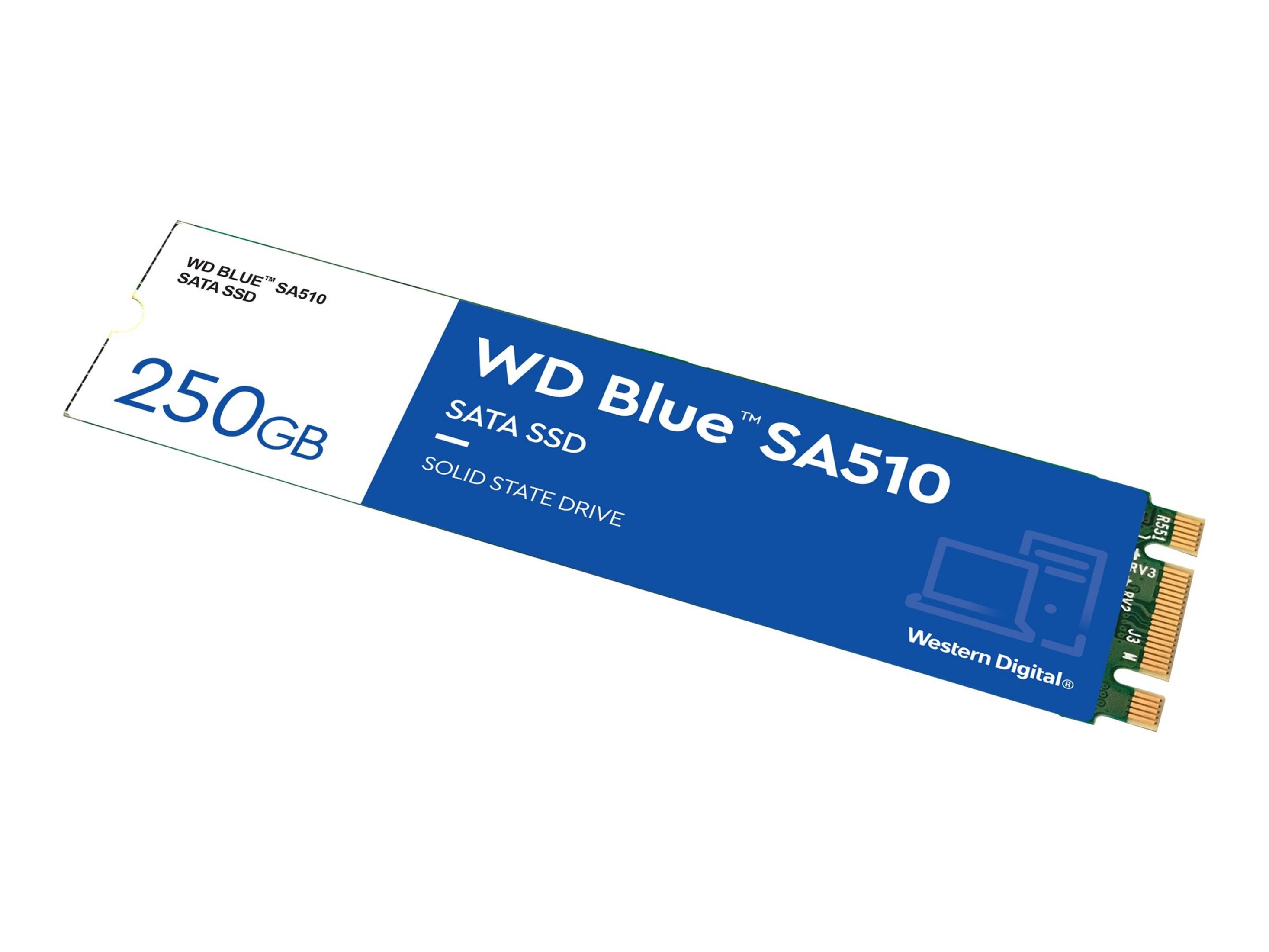 Dysk SSD na białym tle. Ma niebieską etykietę z tekstem WD Blue SA510, 250GB.