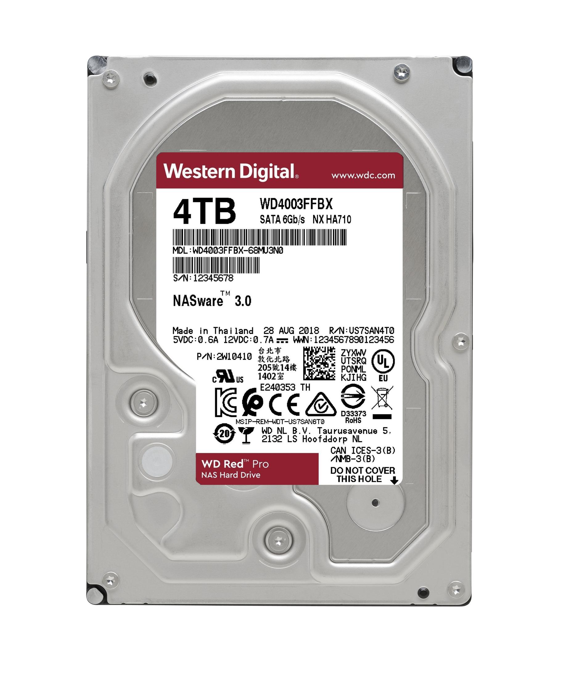 Disco rigido NAS WD Red Pro da 4 TB. Etichetta rossa con testo bianco. Sfondo bianco.