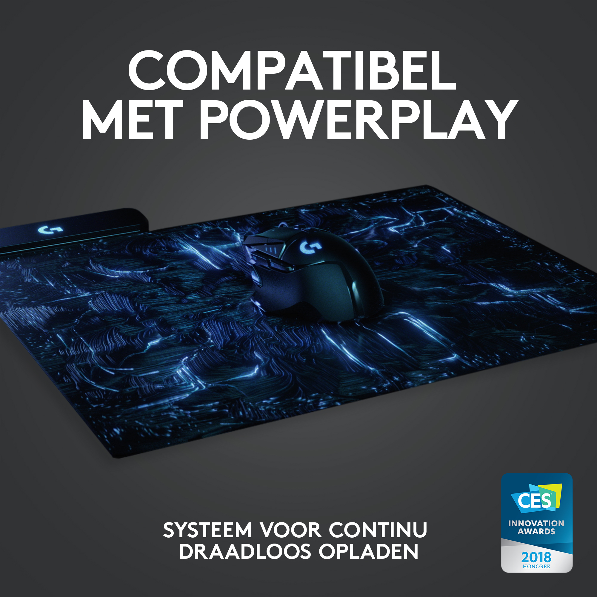Czarna mysz na niebieskiej, świecącej podkładce. Biały tekst COMPATIBEL MET POWERPLAY. System ładowania bezprzewodowego.