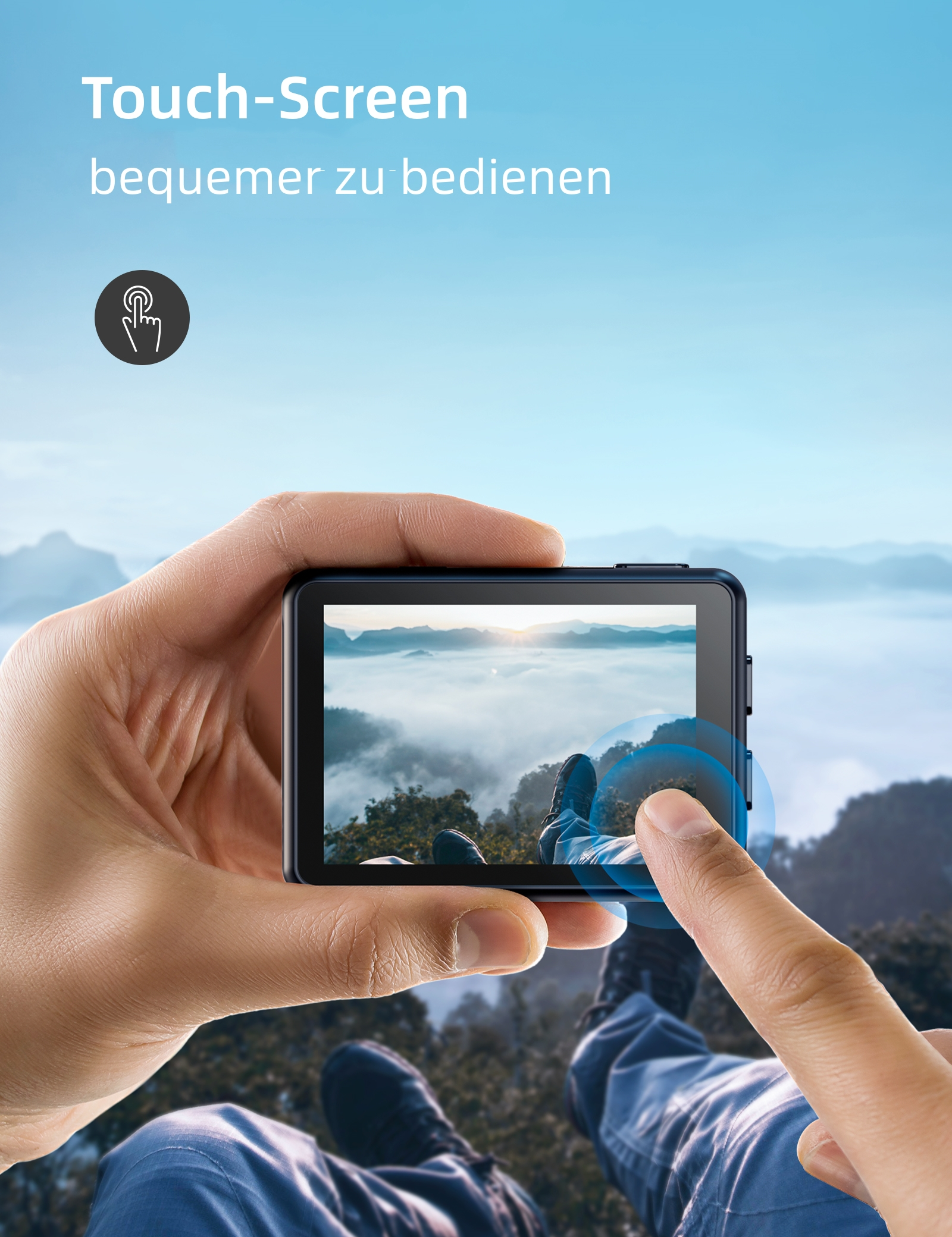 Eine Person, die ein Touchscreen-Gerät mit Landschaft hält.