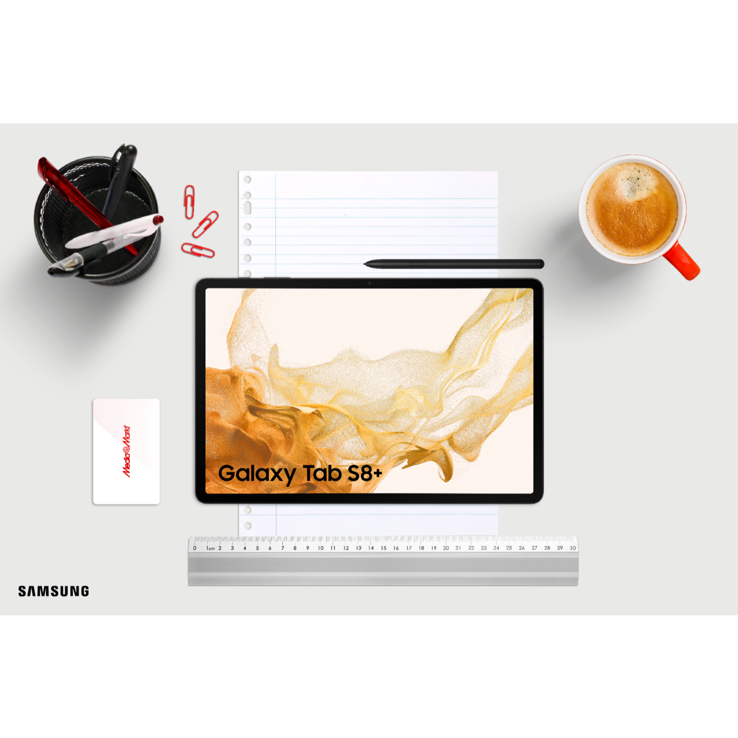 Schreibtisch mit Tablet, Kaffeetasse, Stiften, Papier, Lineal und Karte. Tablet zeigt „Galaxy Tab S8+“.