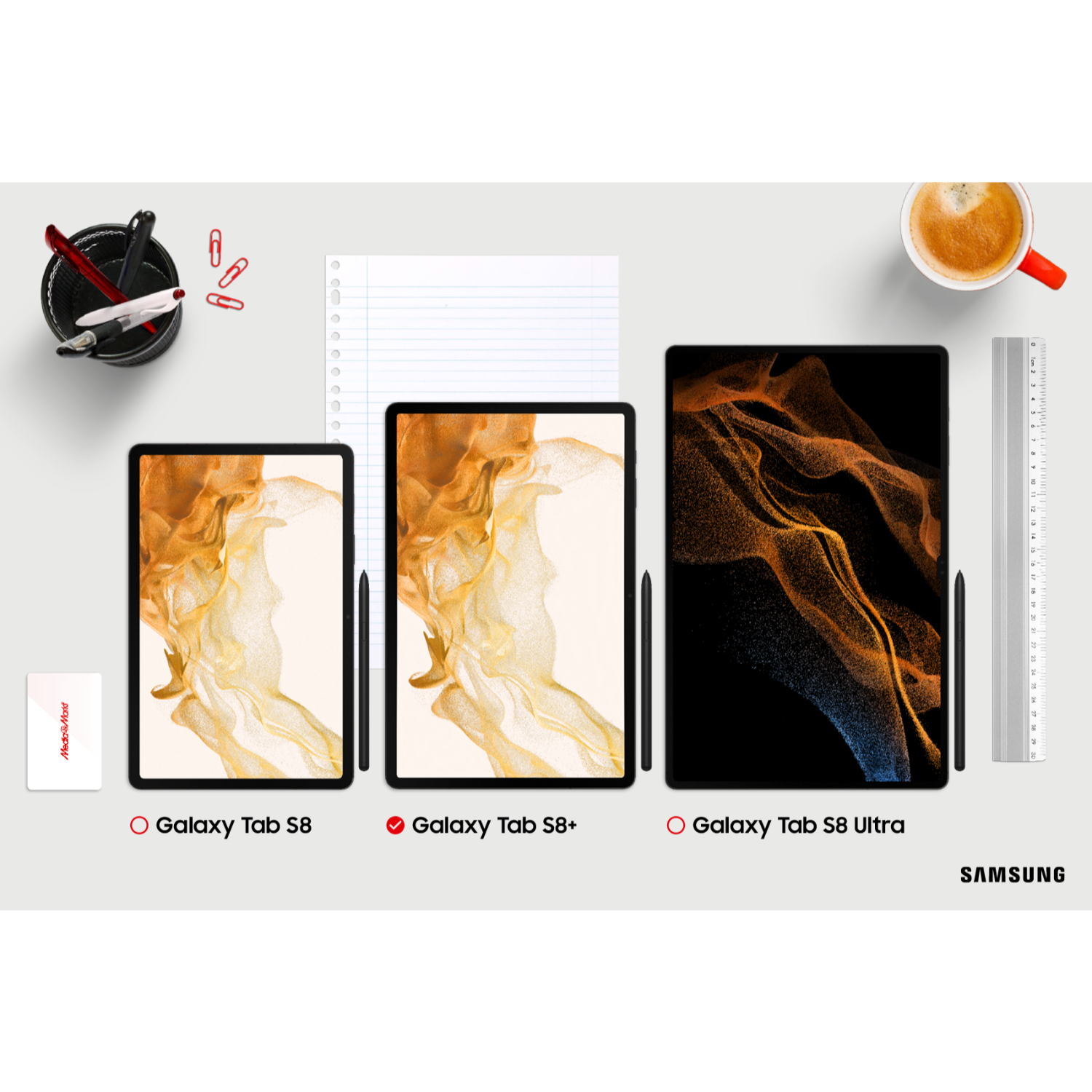 Ein Schreibtisch mit drei Tablets, Schreibwaren und einer Tasse. Tablets sind Galaxy Tab S8, S8+ und S8 Ultra.