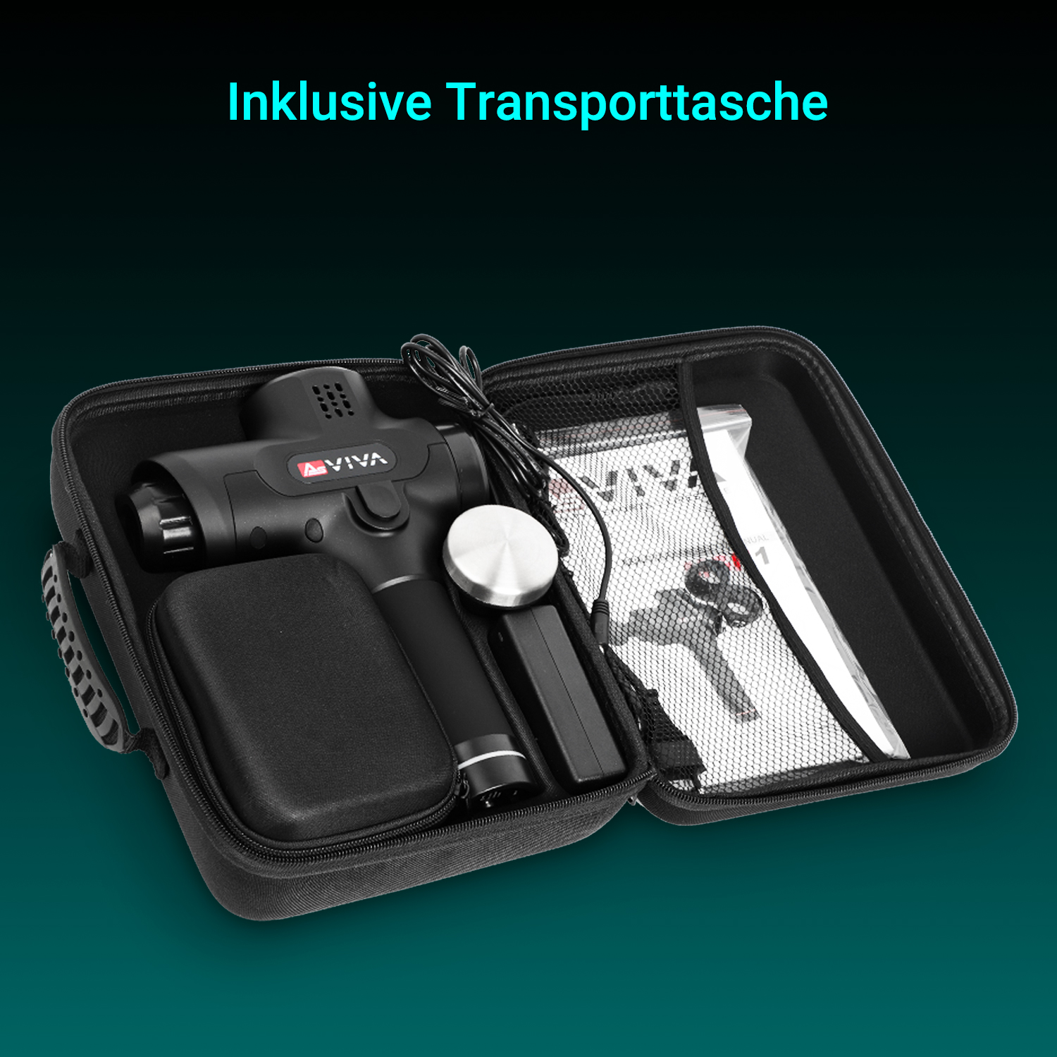 Geöffnete schwarze Tragetasche mit Massagepistole, Zubehör und einer Anleitung.