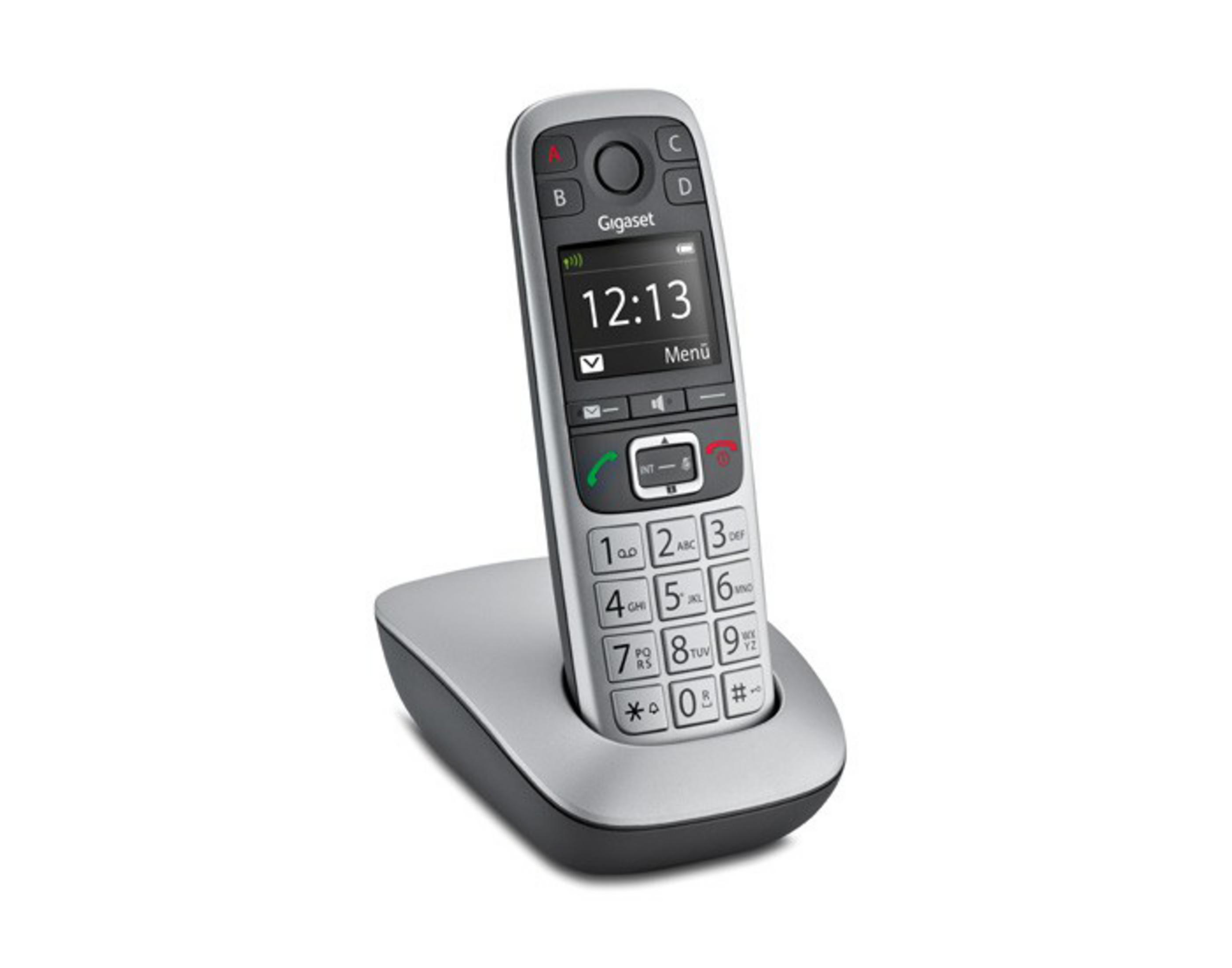 Un teléfono Gigaset plateado sobre una base plateada. El teléfono muestra la hora 12:13 y Menú en la pantalla.