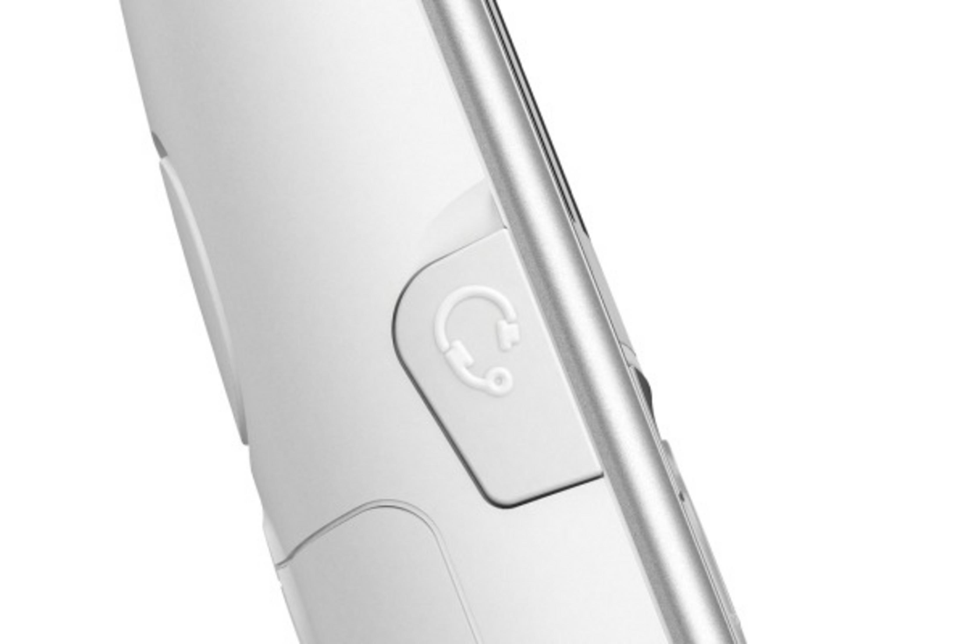 Un teléfono blanco que muestra un primer plano del conector de auriculares con un icono de auriculares.