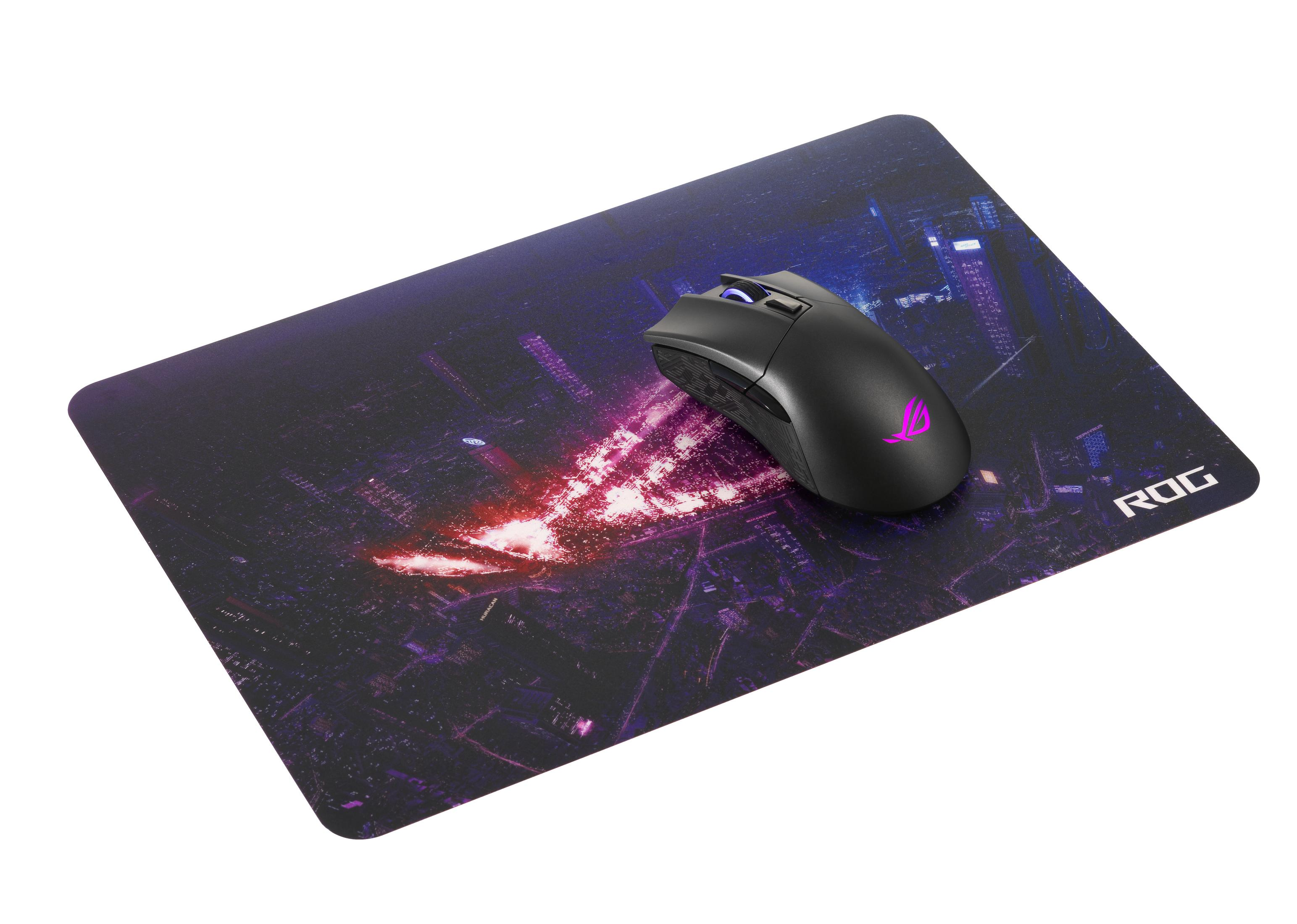 Een zwarte muis op een muismat met een skyline-afbeelding.