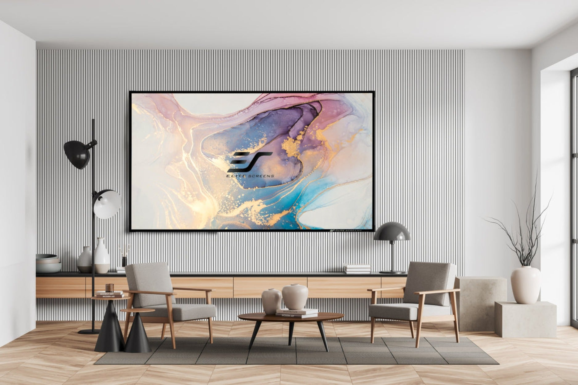Wohnzimmer mit großem Bildschirm, der abstrakte Kunst zeigt, zwei Stühlen, einem Couchtisch und einem Teppich.