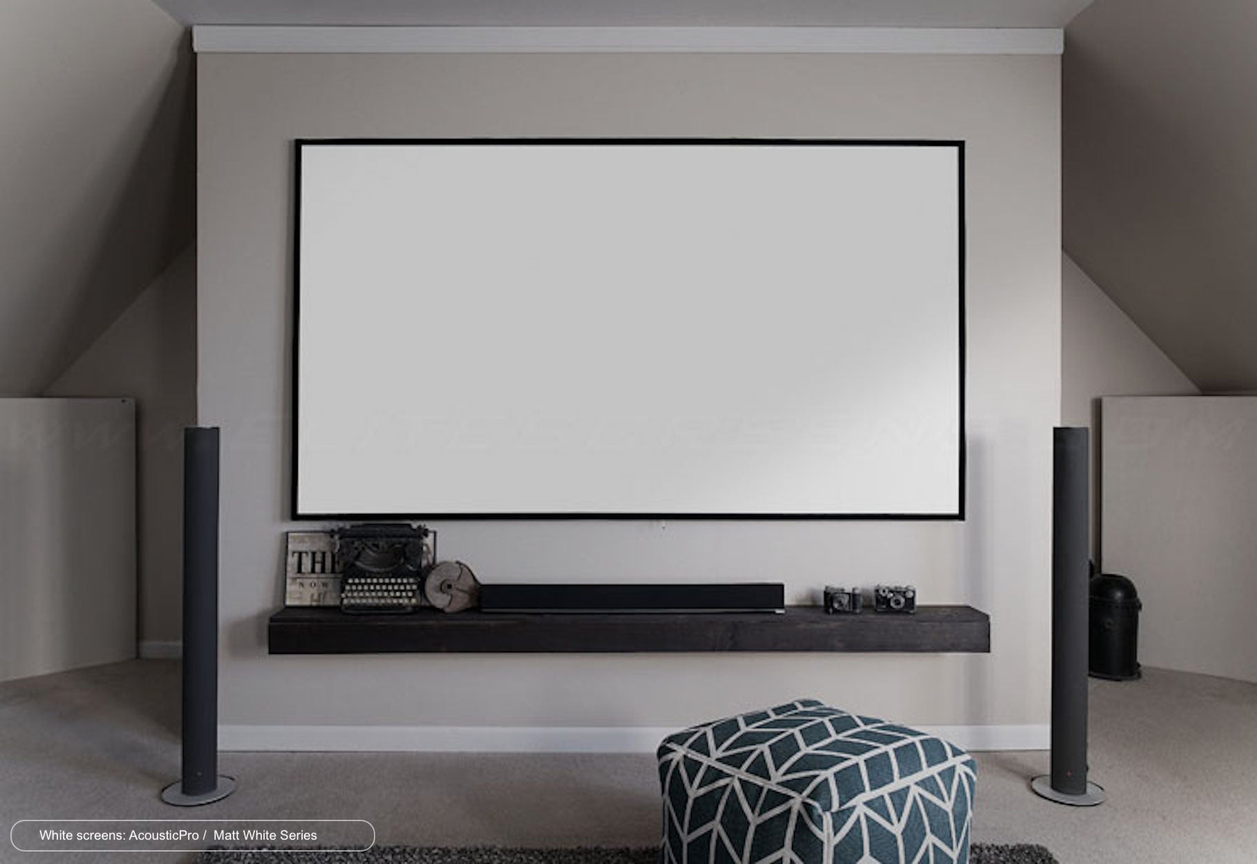 Heimkino-Setup. Weiße Leinwand an der Wand, Soundbar, Lautsprecher, schwarzes Regal und ein blauer Hocker.