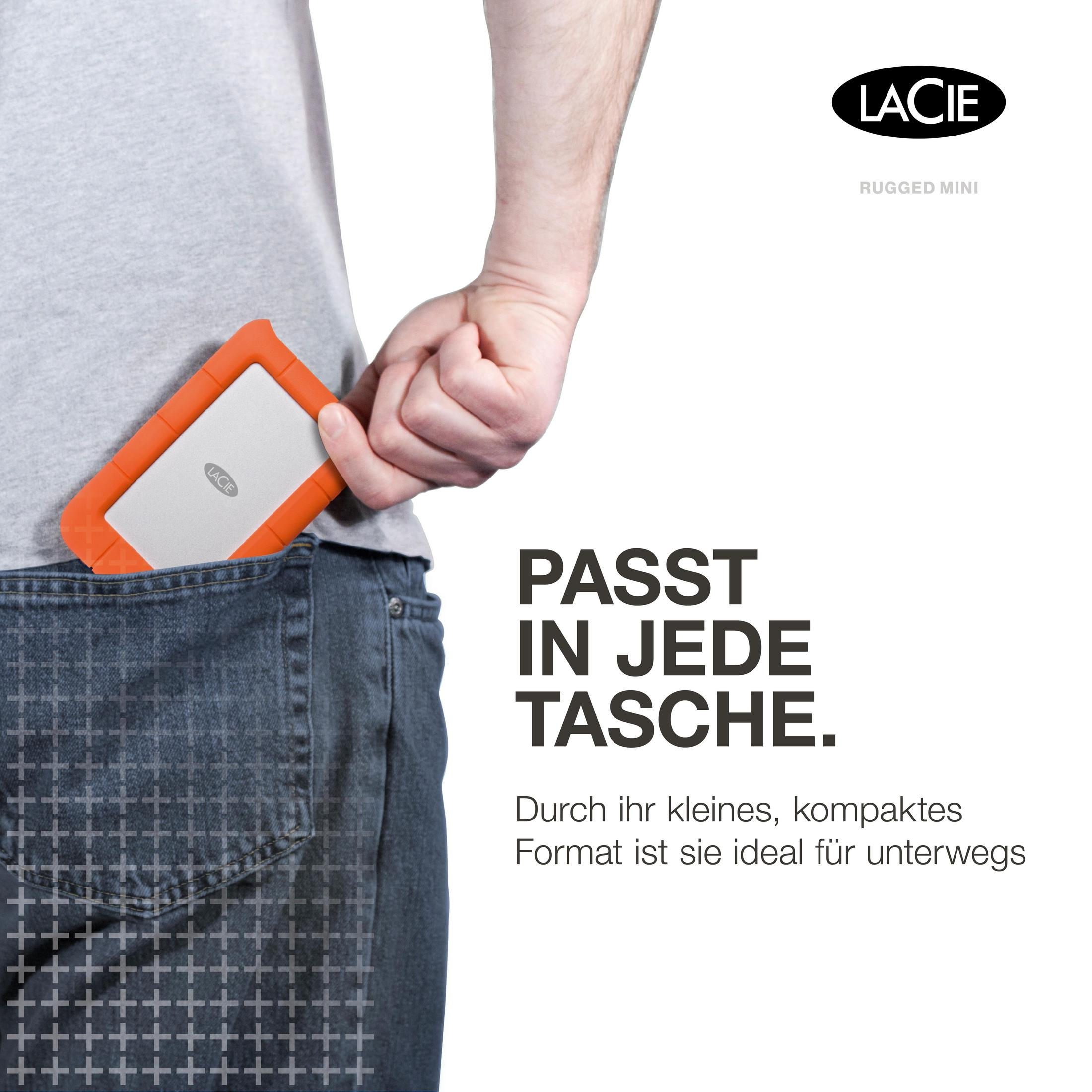 Pomarańczowy i biały zewnętrzny dysk twardy LaCie Rugged Mini jest wyciągany z kieszeni dżinsów.