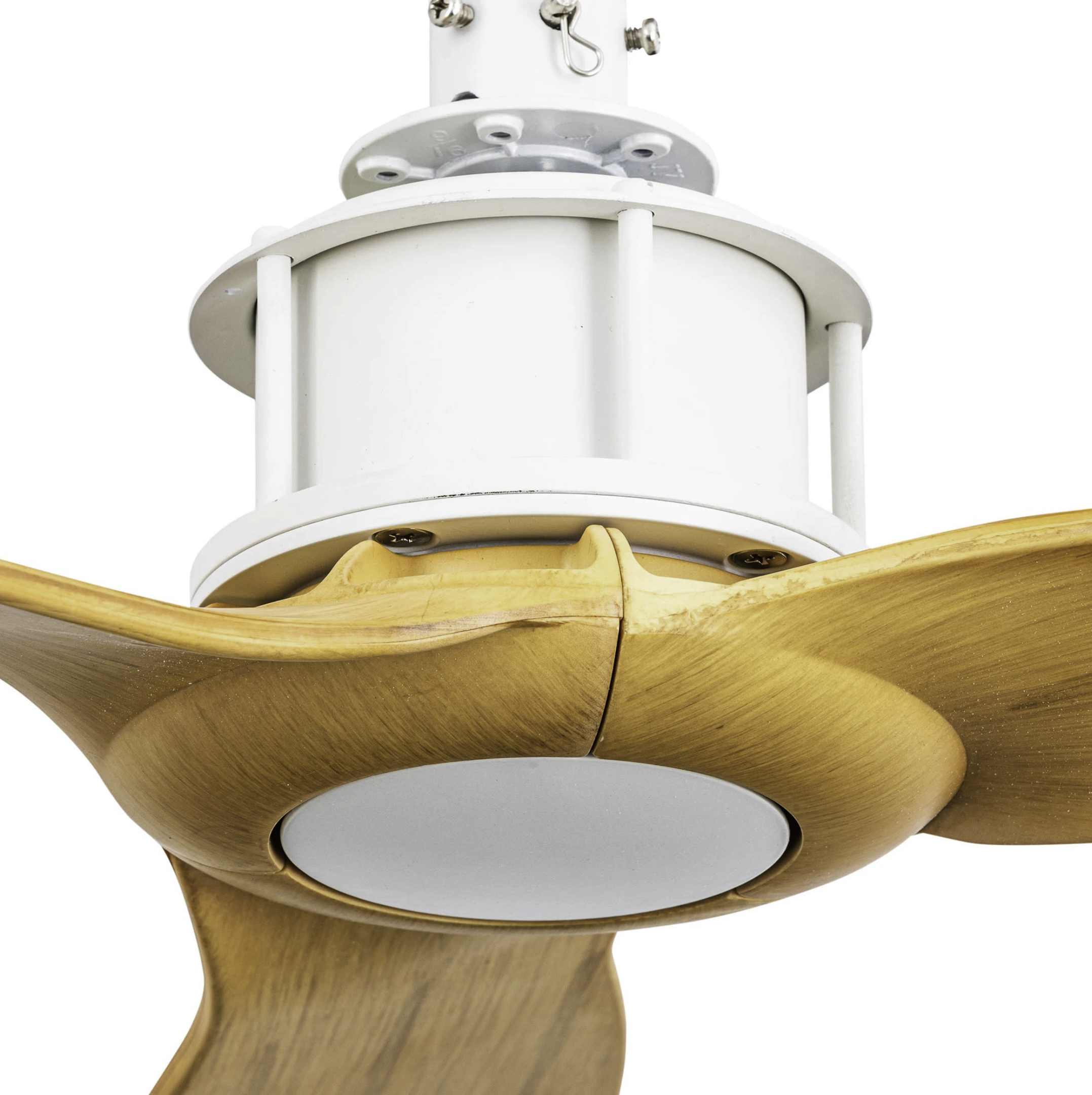 Ein weißer Deckenventilator mit Holzblättern.