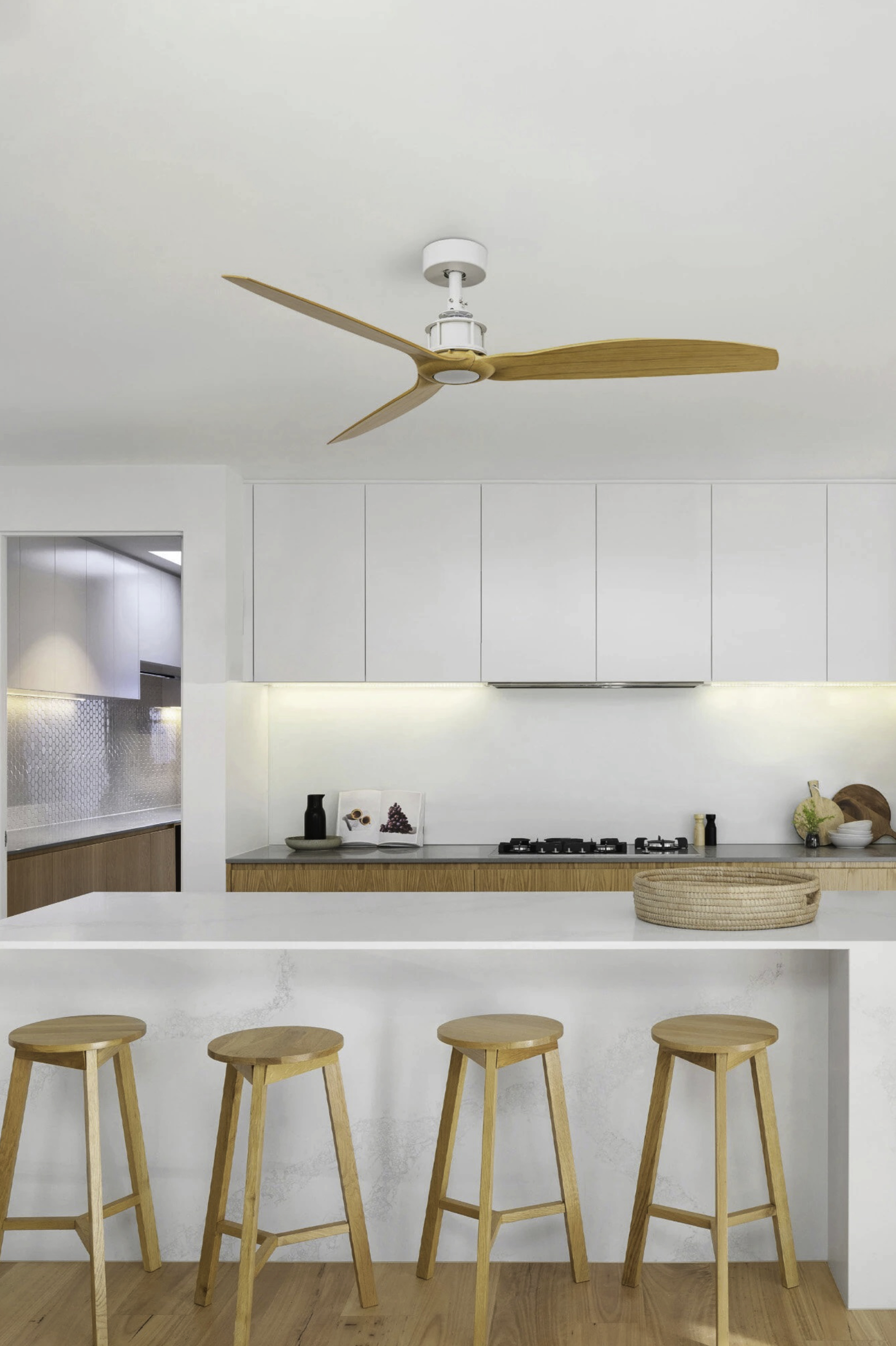 Küche mit weißen Schränken, einem Deckenventilator aus Holz und einer Theke mit Hockern. Der Hintergrund ist weiß.