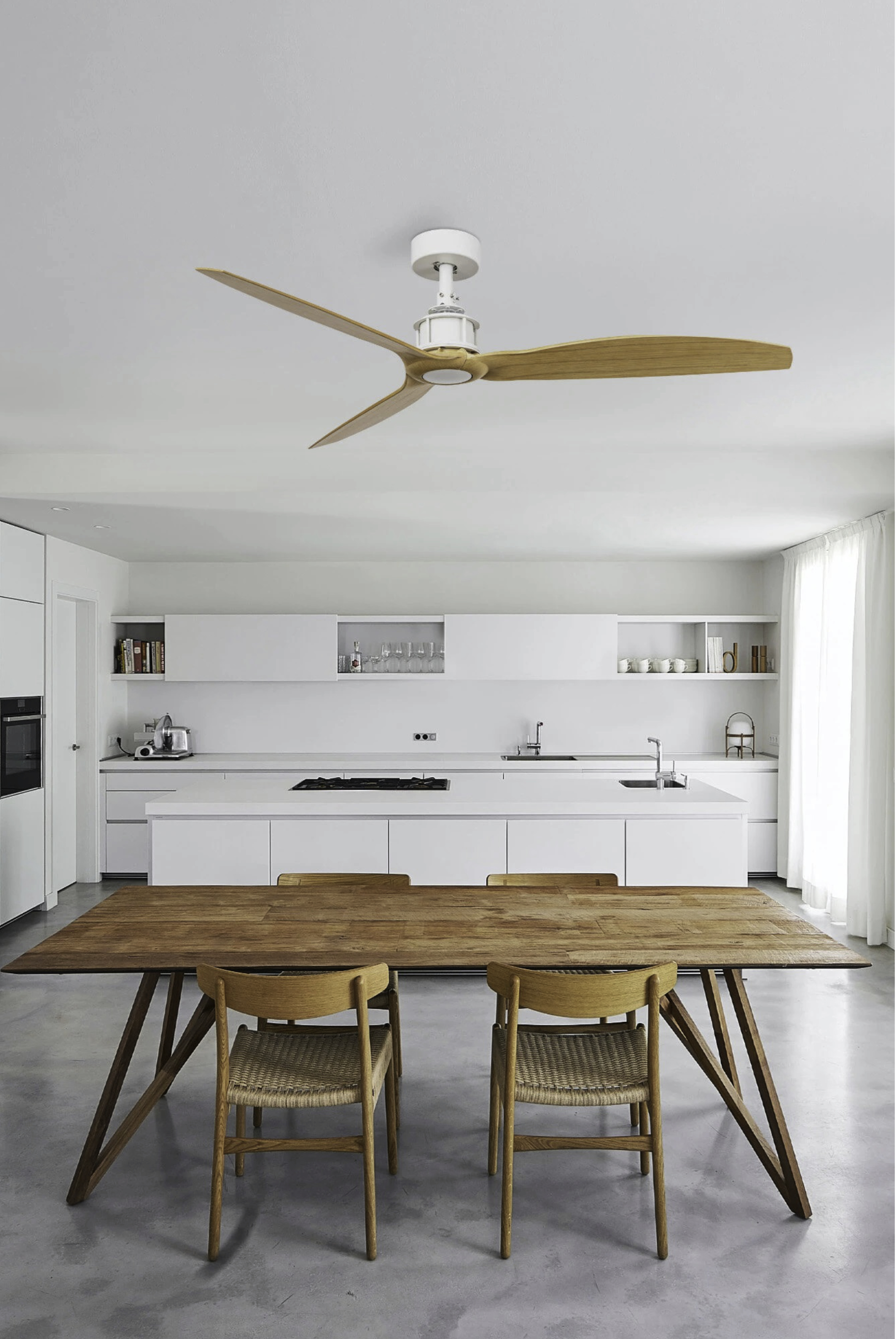 Eine moderne Küche mit einem Holztisch und Stühlen. Ein Deckenventilator befindet sich über dem Tisch und weiße Schränke.