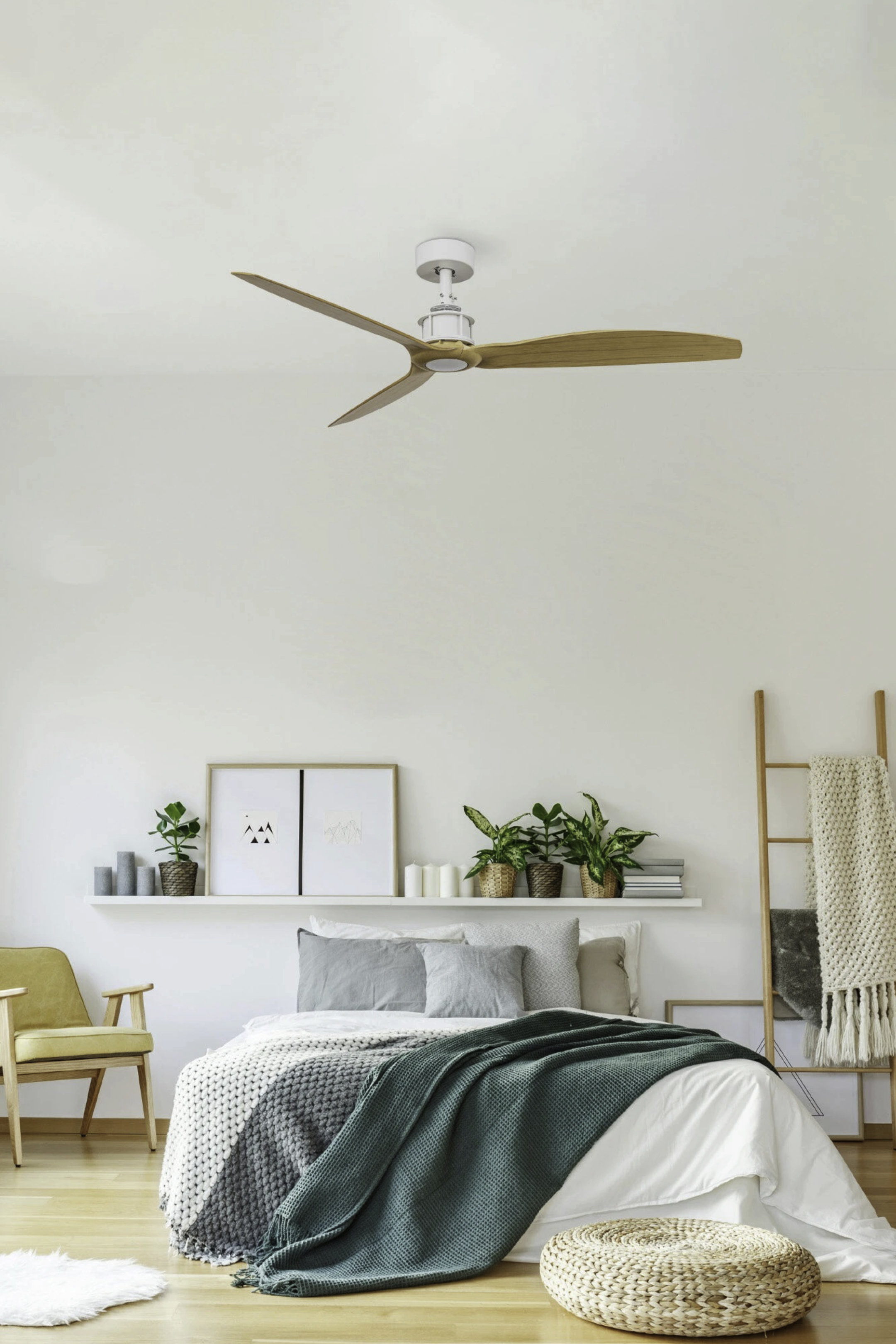 Ein Schlafzimmer mit Deckenventilator, Bett und Pflanzen. Der Raum hat ein modernes, minimalistisches Design.