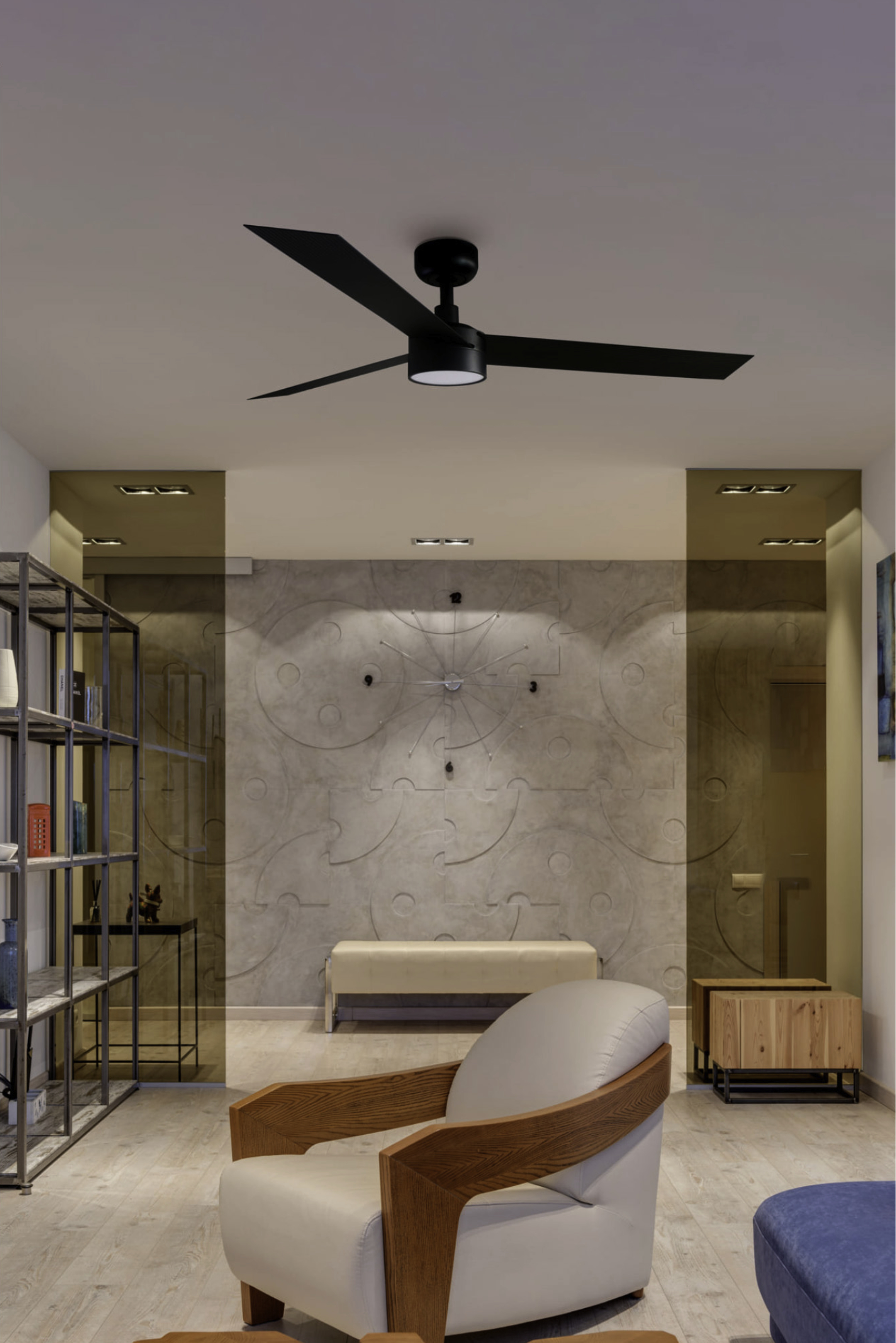 Modernes Wohnzimmer mit Deckenventilator, Sofa und Sessel. Beige- und Brauntöne. Weiße Wände.