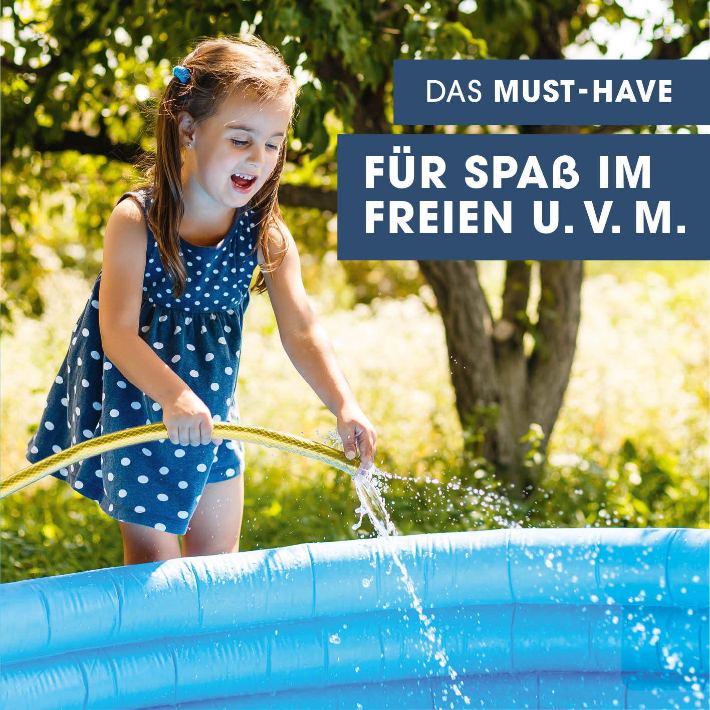 Mädchen in blauem Kleid bewässert blaues Becken mit gelbem Schlauch. Text: Das Must-Have, Für Spaß im Freien u.v.m.
