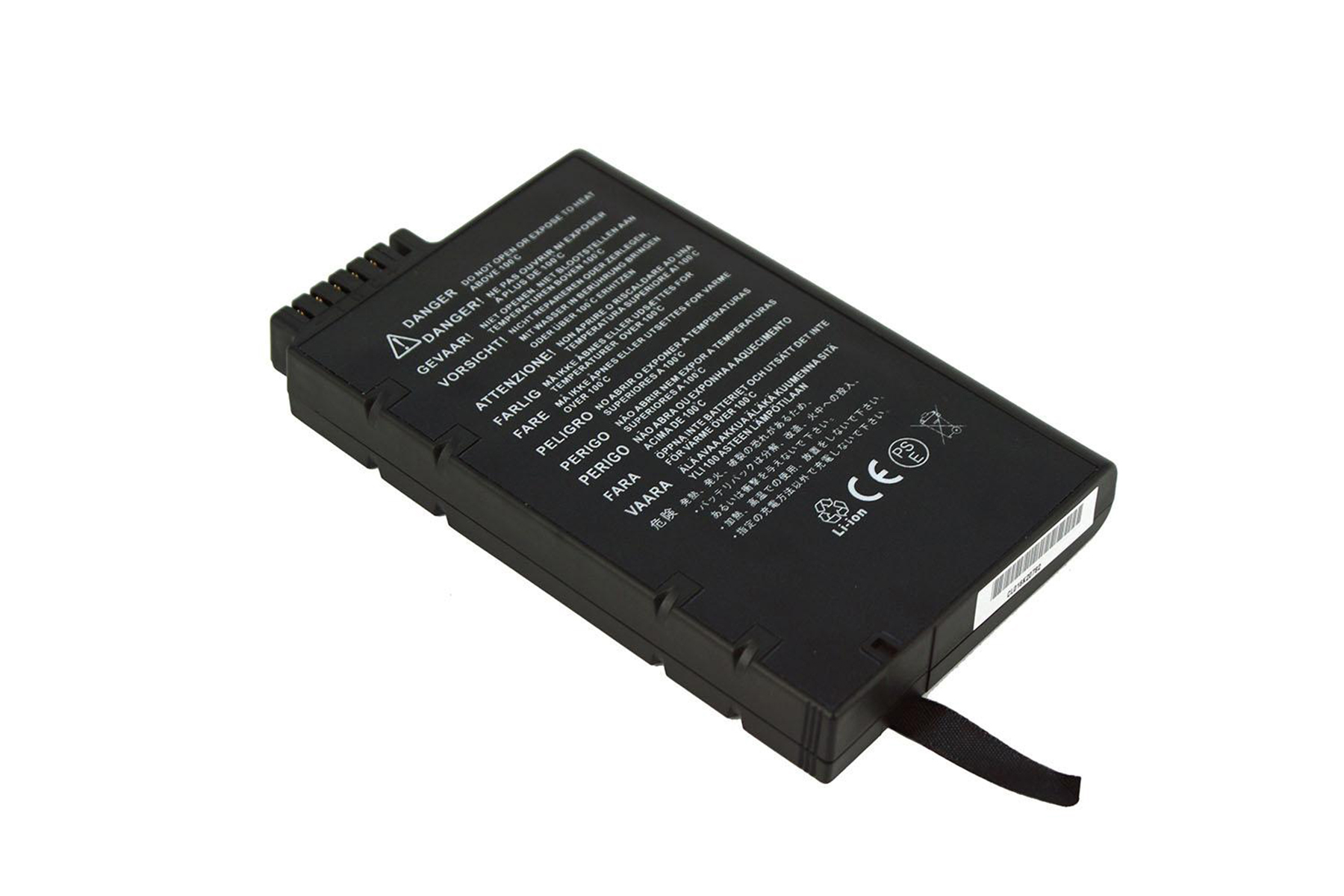 Una batteria rettangolare nera con etichetta di avvertenza e cinturino nero. Sfondo bianco.