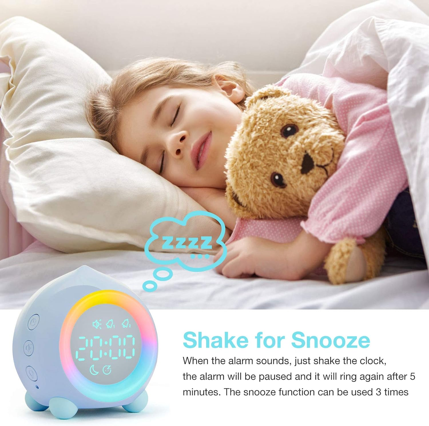 Ein schlafendes Kind kuschelt mit einem Teddybären. Ein blauer Wecker zeigt die Zeit an. Text: 'Shake for Snooze'.
