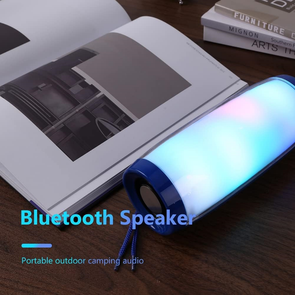 Ein blauer Bluetooth-Lautsprecher mit beleuchtetem Mittelteil und Text.