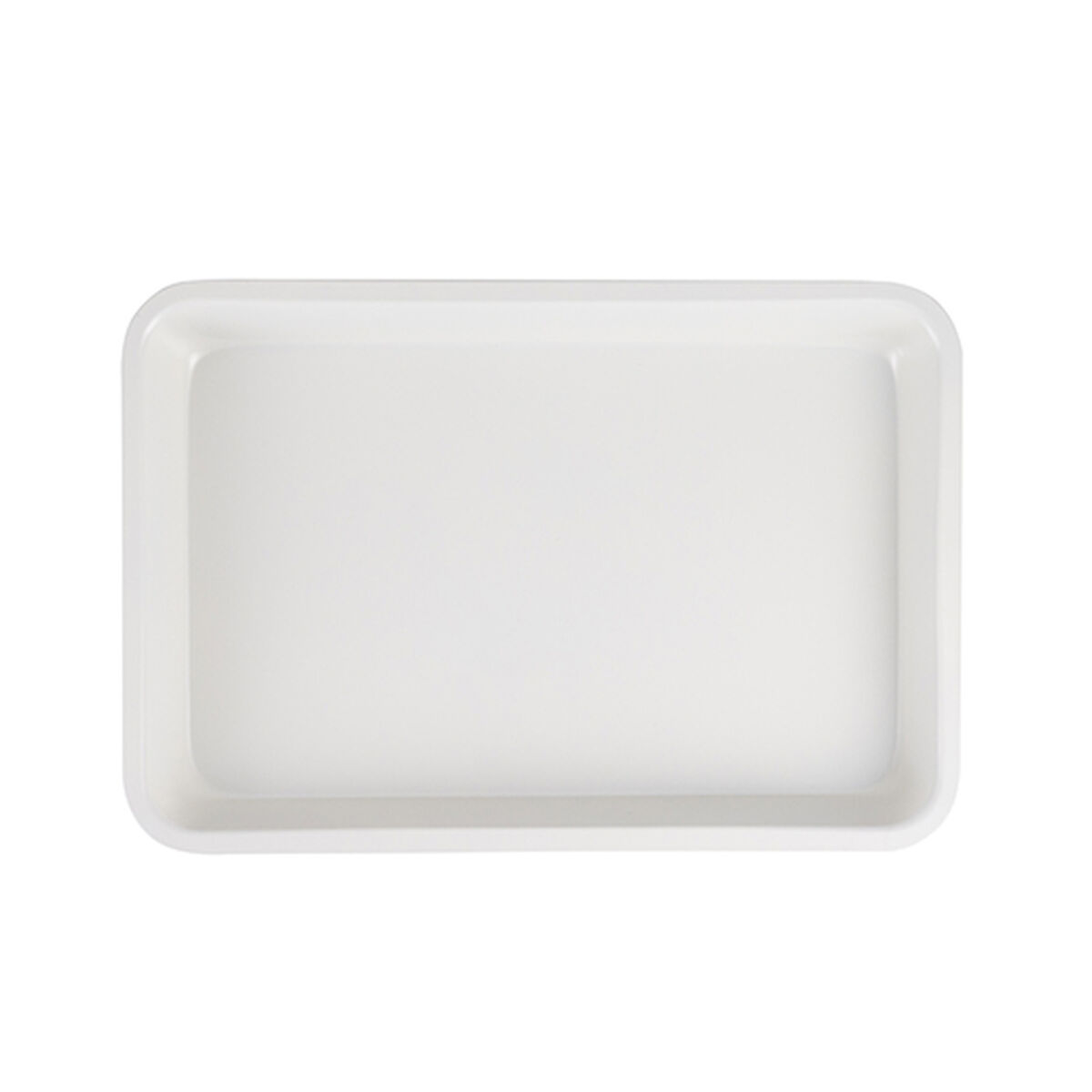 Una bandeja de plástico blanca y rectangular. El fondo es blanco.