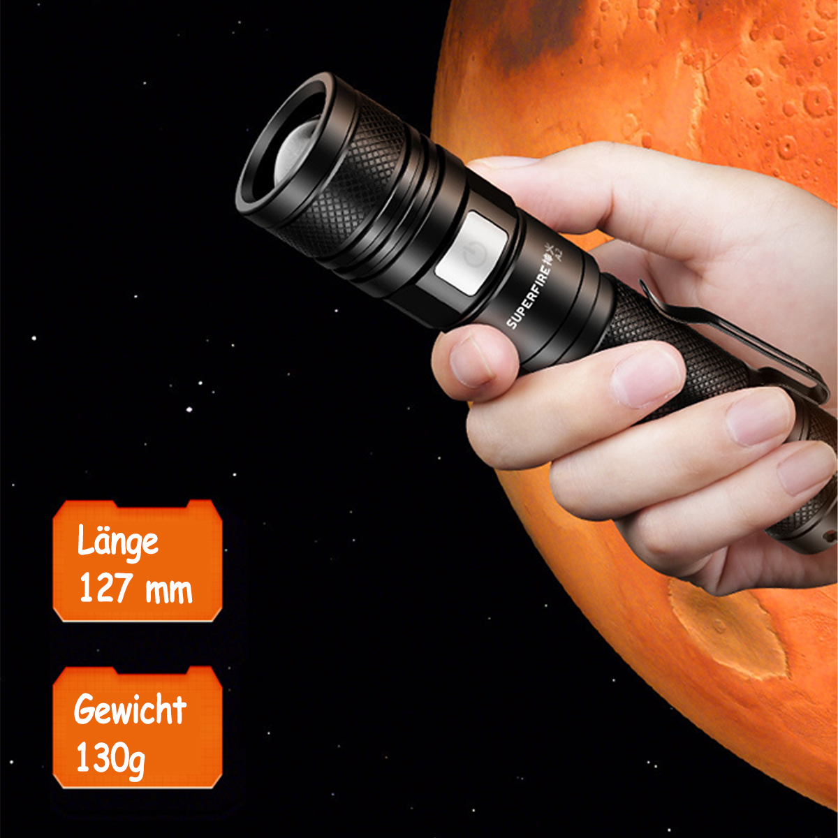 Schwarze Taschenlampe, gehalten von einer Hand, vor dem Hintergrund von Mars und Sternen.