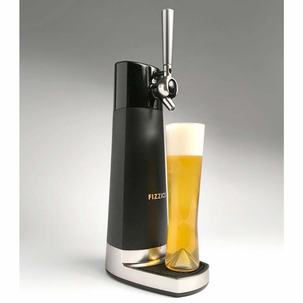 Robinet à bière noir et argent avec un verre de bière.