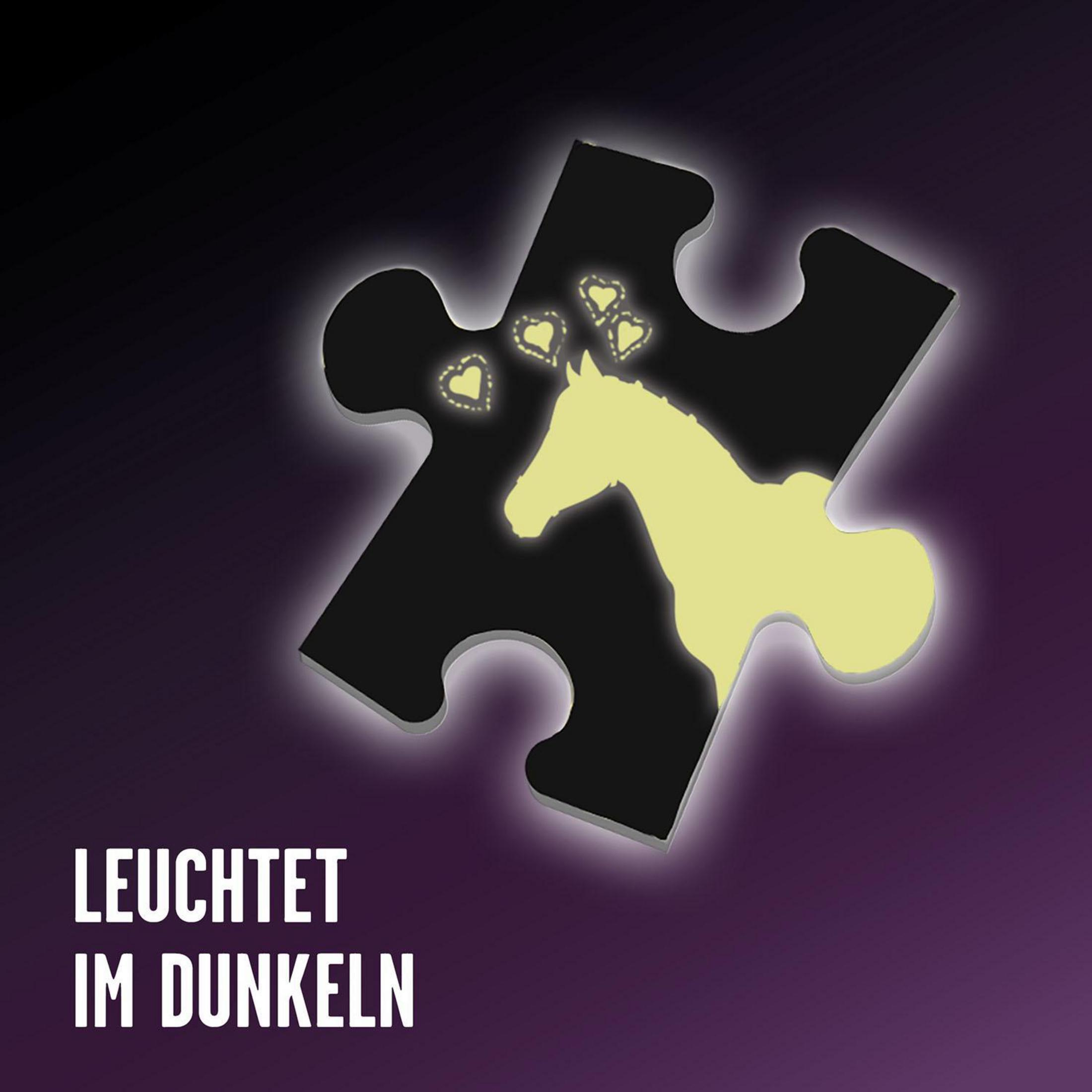 Schwarzes Puzzleteil mit Pferdesilhouette. Pferd und Puzzlerand leuchten. Text: LEUCHTET IM DUNKELN.