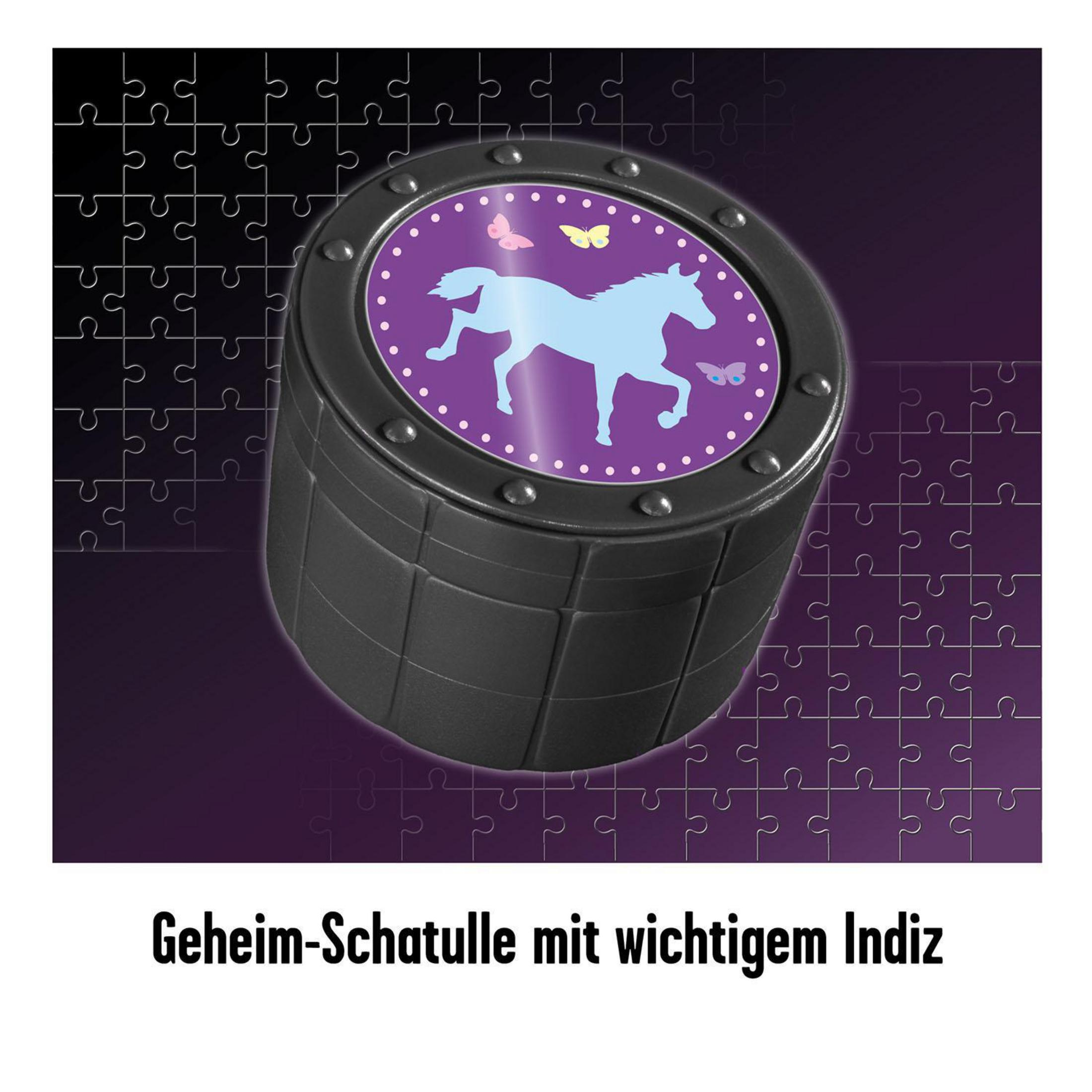 Schwarze Puzzledose mit Pferd und Schmetterlingen, umgeben von Puzzleteilen.