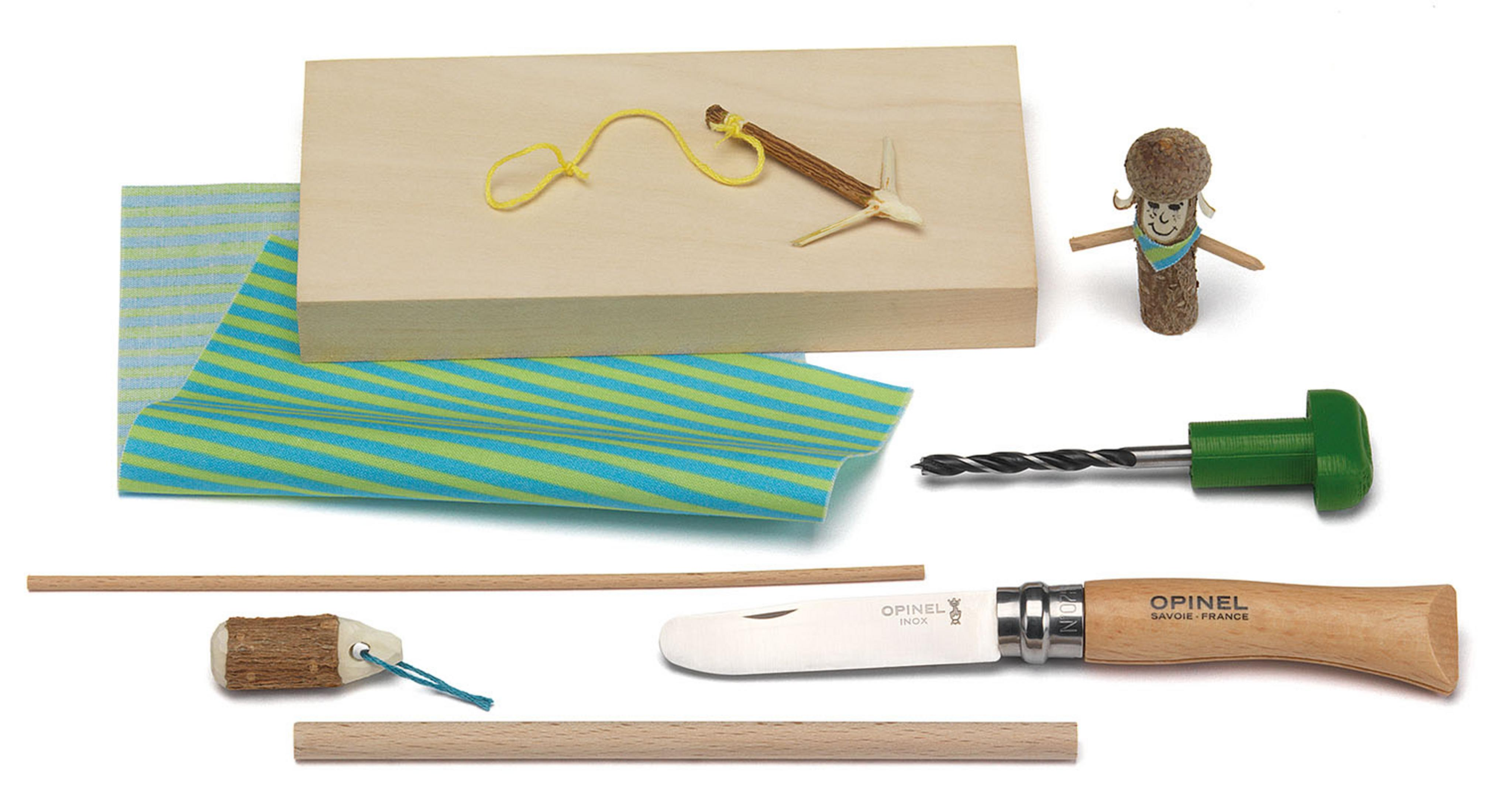 Una collezione di giocattoli e strumenti in legno, tra cui un coltello, un trapano e blocchi di legno, su bianco.
