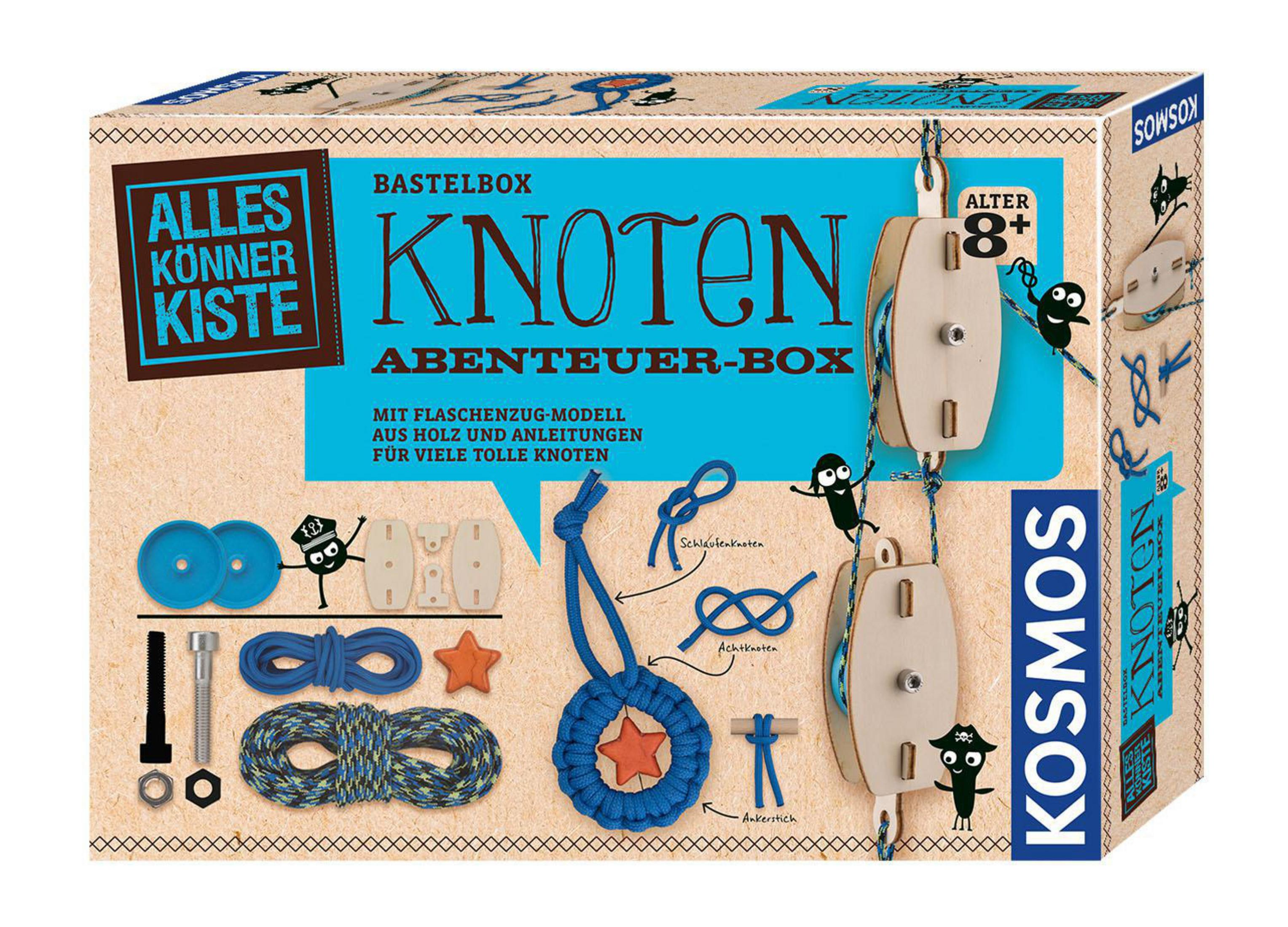 Box mit Bastelbedarf. Zeigt ein Flaschenzugmodell, Knoten und verschiedene Holzteile. Blau, gelb und braun.