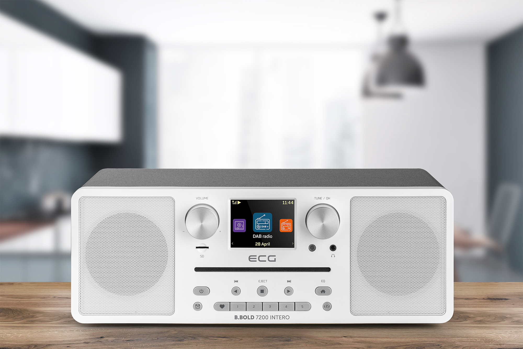 Radio bianca e grigia su un tavolo di legno, con schermo e pulsanti.